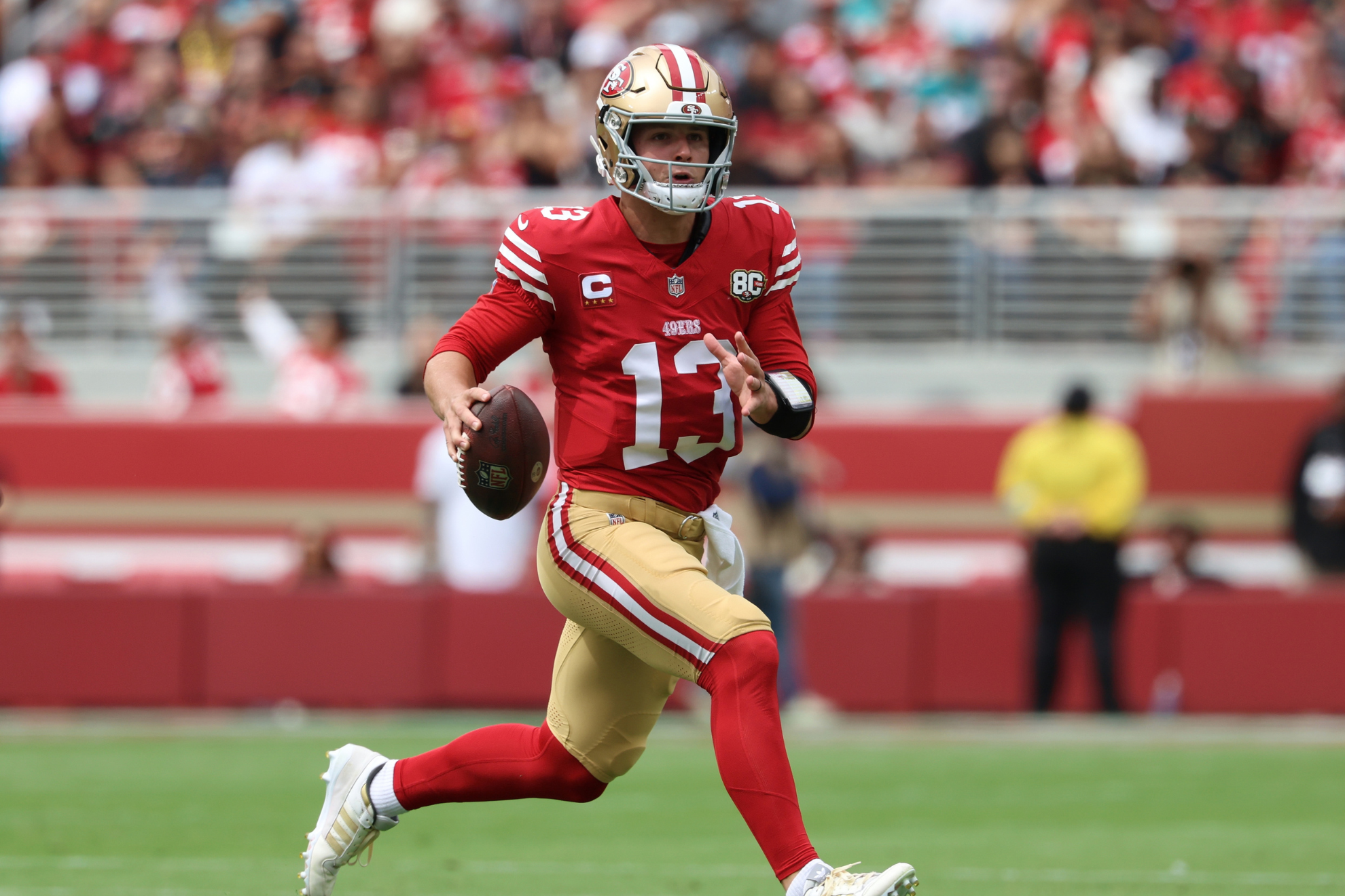 Brock Purdy runs with the ball during a San Francisco 49ers game. LAPRESSE