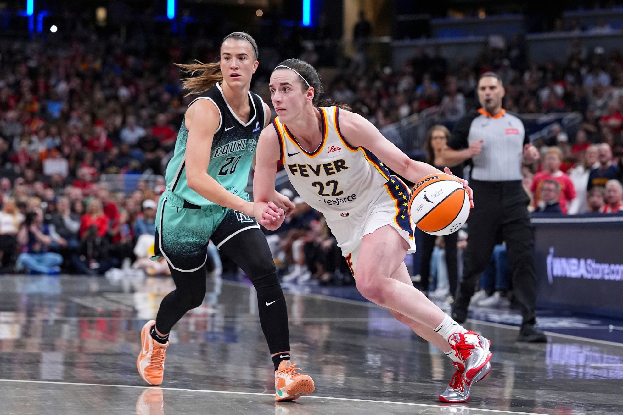 Indiana Fever guard Caitlin Clark (22) drives on New York Liberty guard Sabrina Ionescu (20) LaPresse