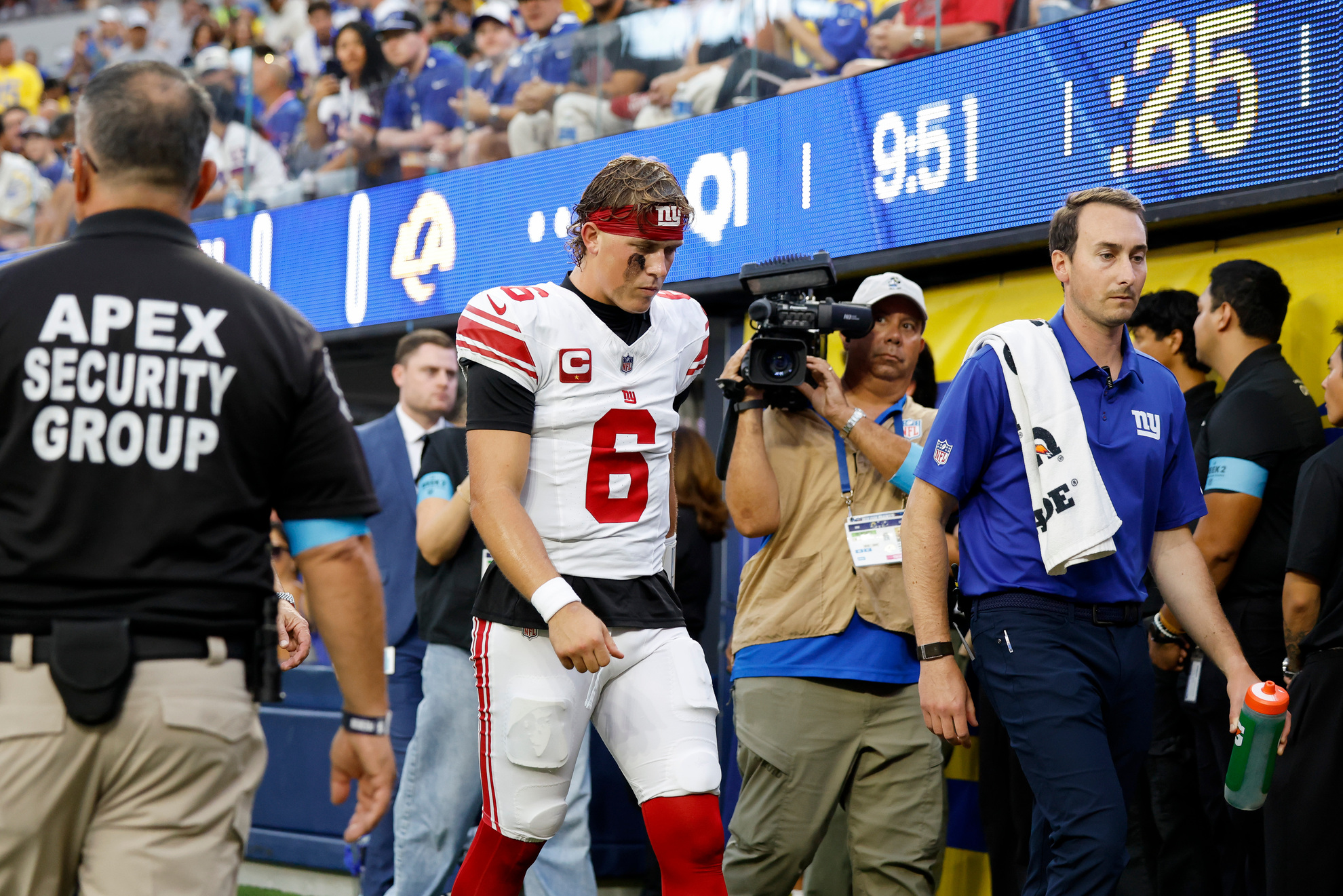 New York Giants quarterback Jaxson Dart walks off the field LAPRESSE
