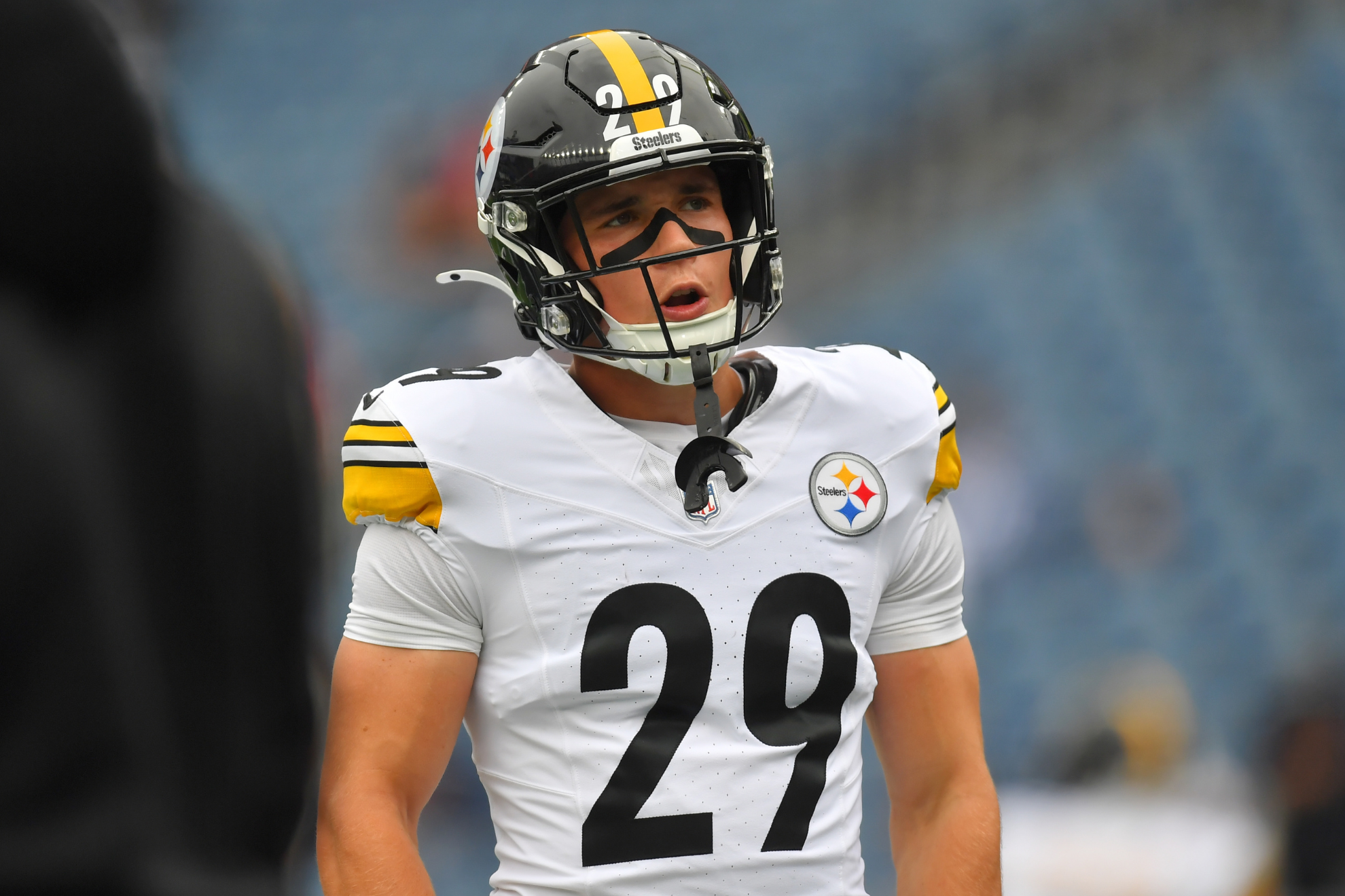 Pittsburgh Steelers rookie running back Eli Heidenreich warms up before a game. LAPRESSE