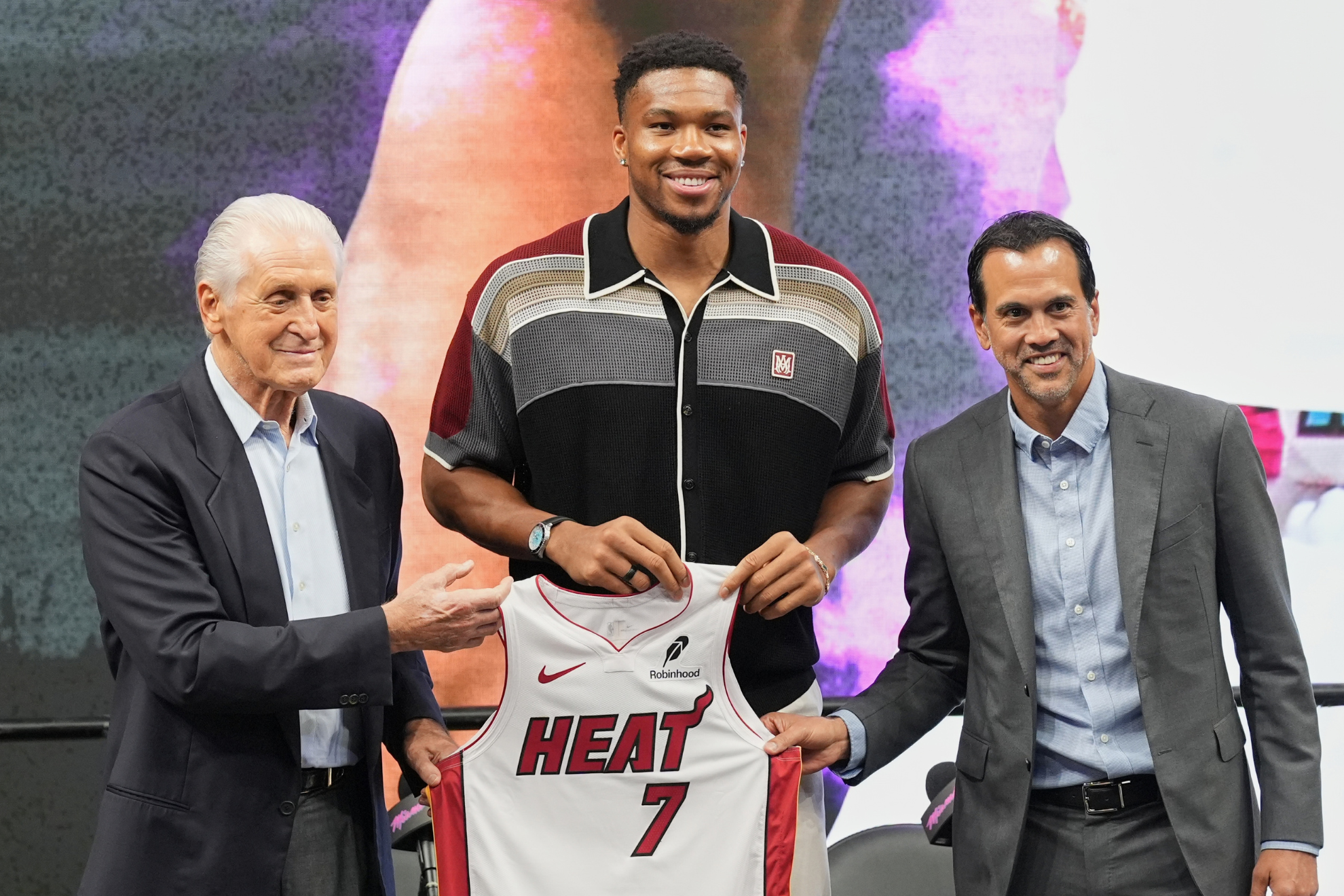 Giannis Antetokounmpo during his Miami Heat introduction alongside Pat Riley and Erik Spoelstra. LAPRESSE