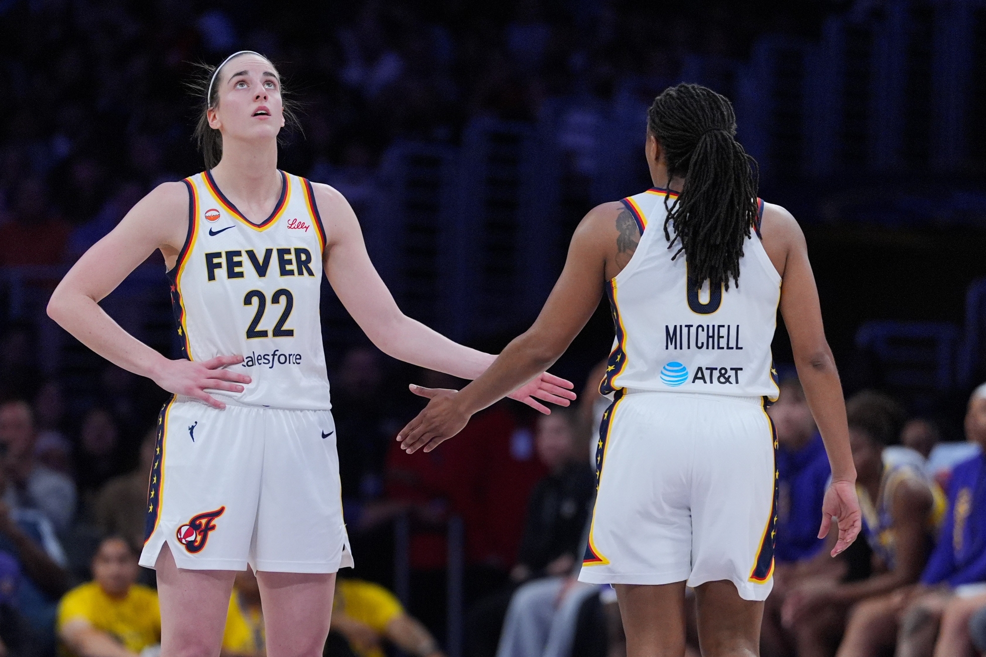 Indiana Fever guard Caitlin Clark (22) and guard Kelsey Mitchell (0) LaPresse
