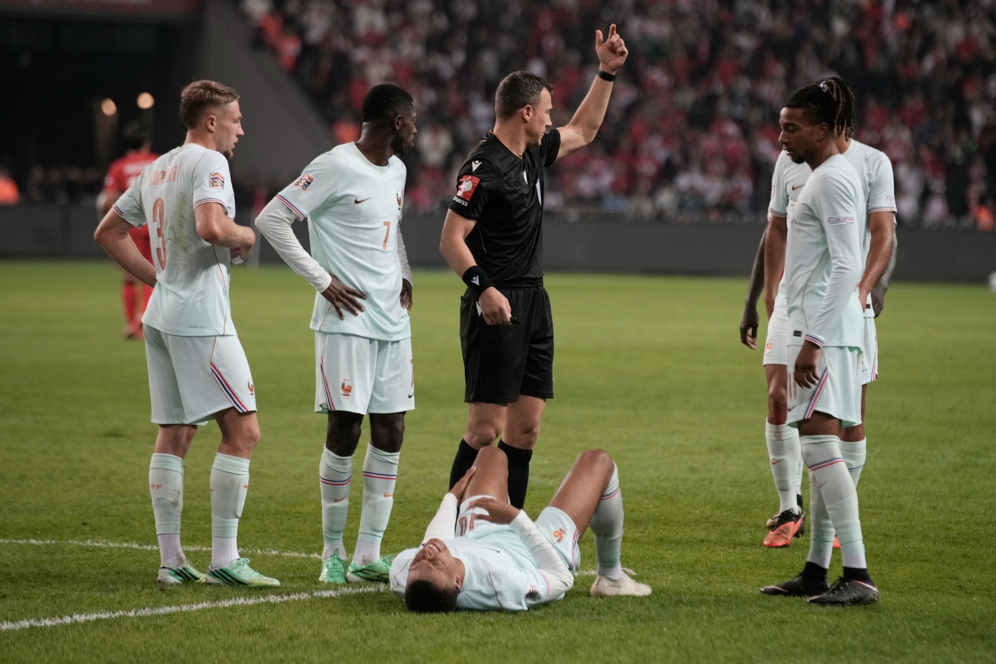 Mbappé, injured, on the field. LAPRESSE