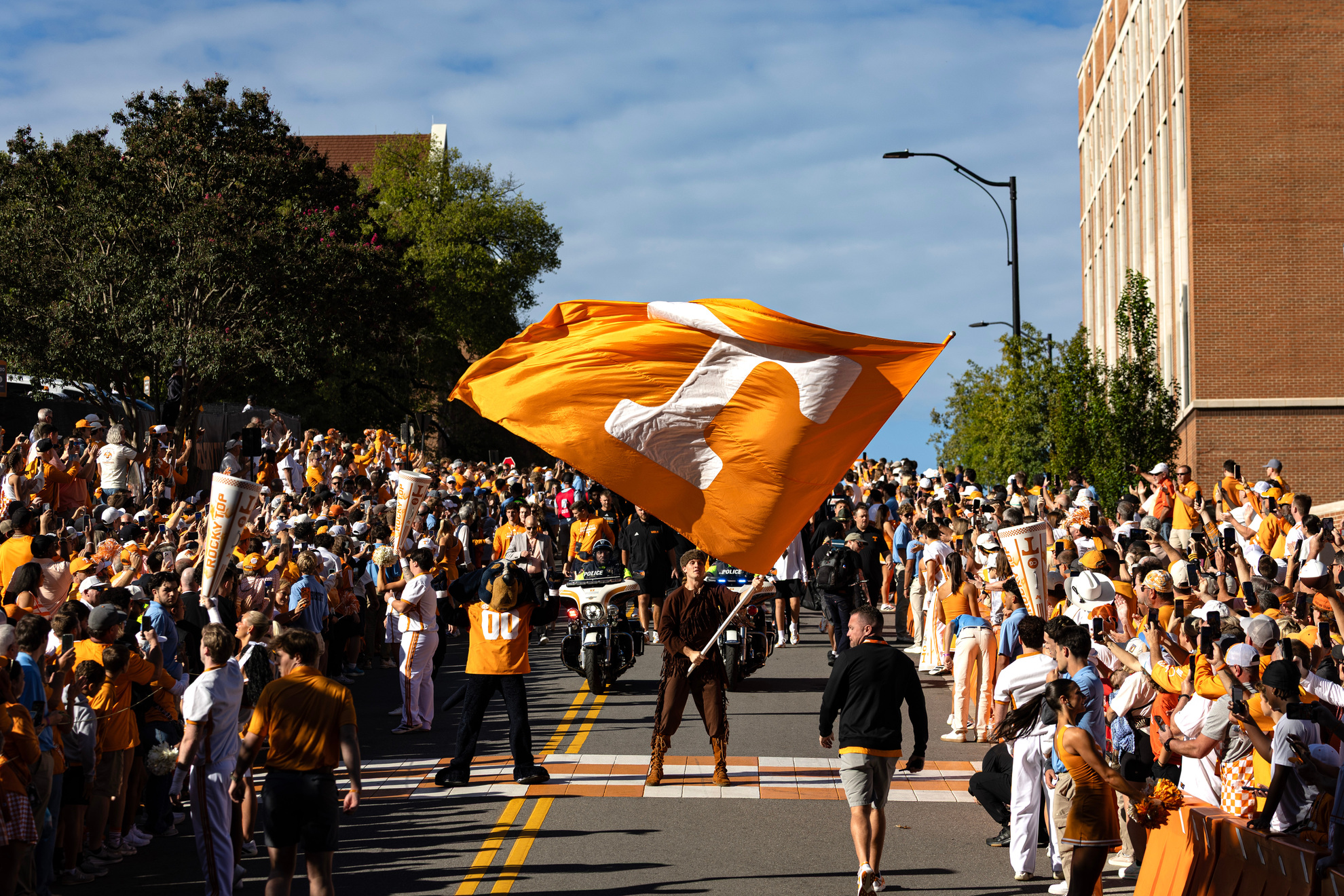 Tennessee mascot waves the Power T flag LAPRESSE