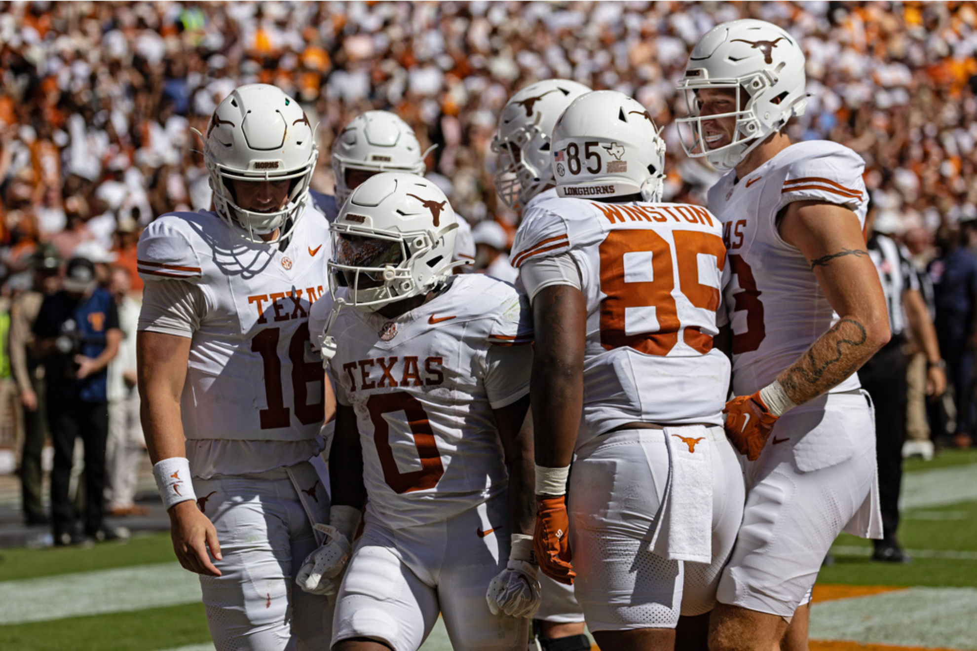Texas Longhorns players celebrate after a touchdown against the Tennessee Volunteers. LAPRESSE