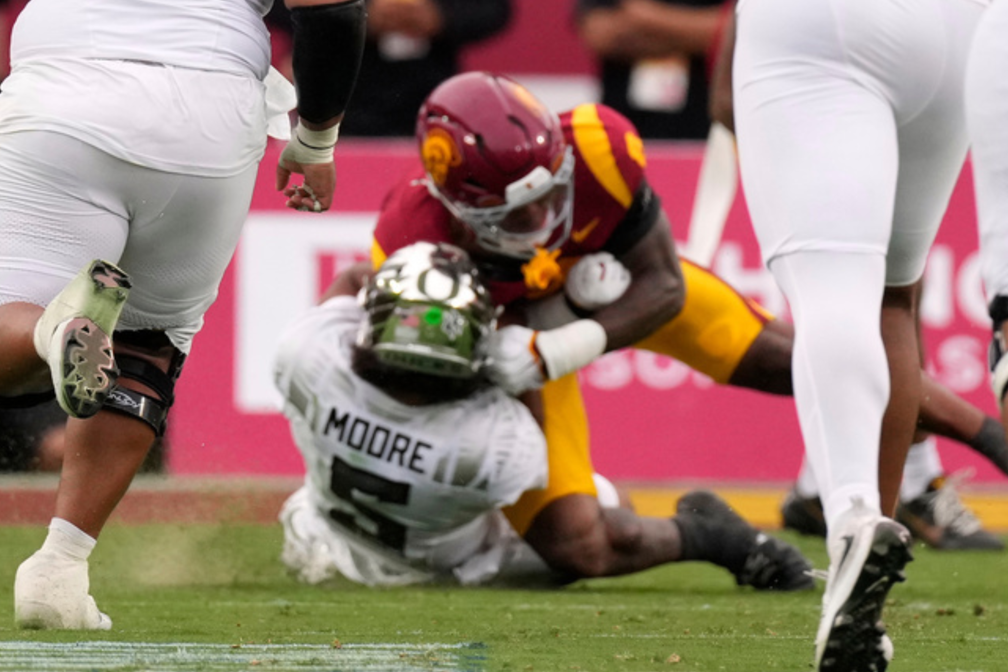 Oregon quarterback Dante Moore gets hit late in the head area by USC linebacker Desman Stephens. LAPRESSE