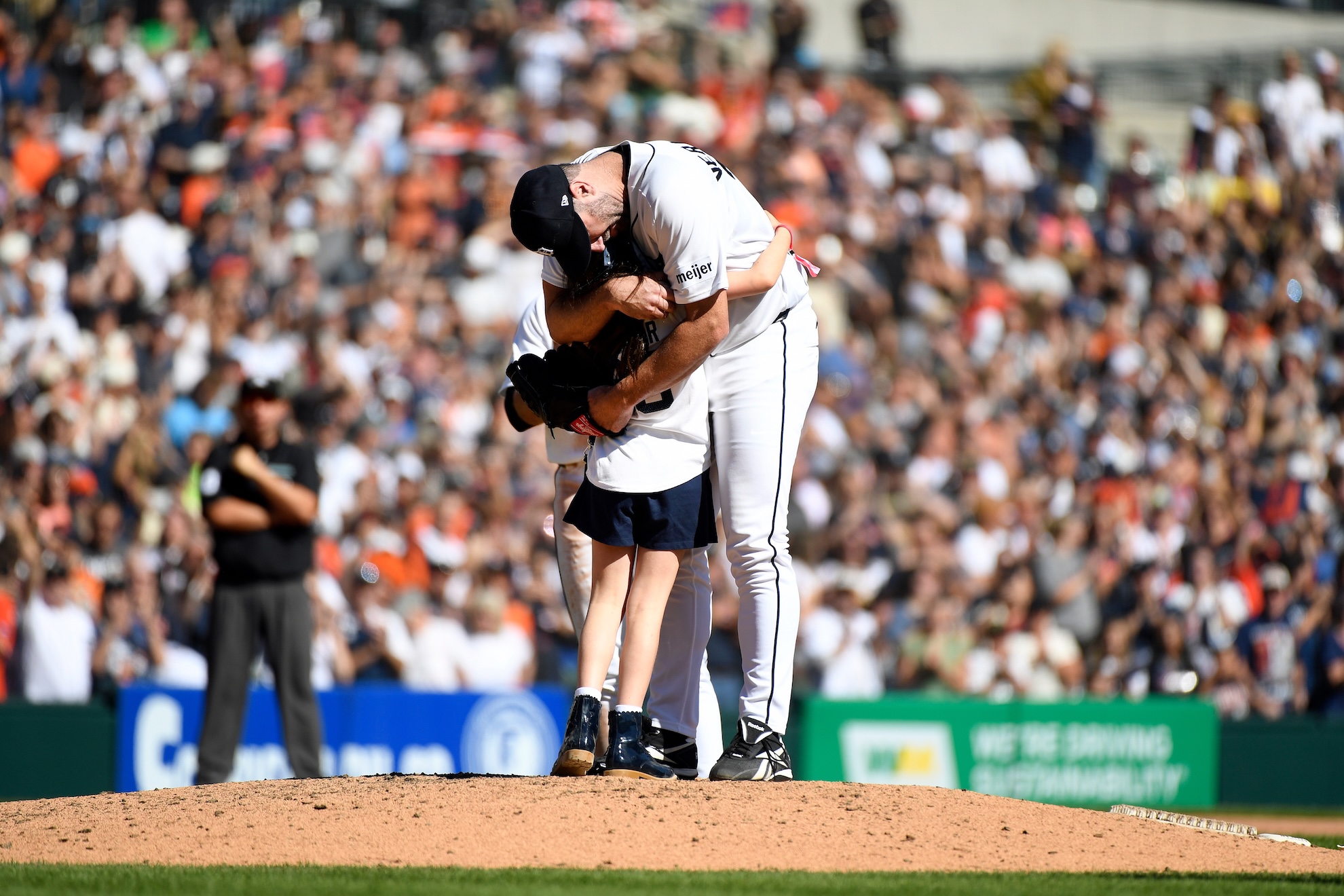 Genevieve Verlander, left, hugs her dad, Detroit Tigers starting pitcher Justin Verlander LAPRESSE