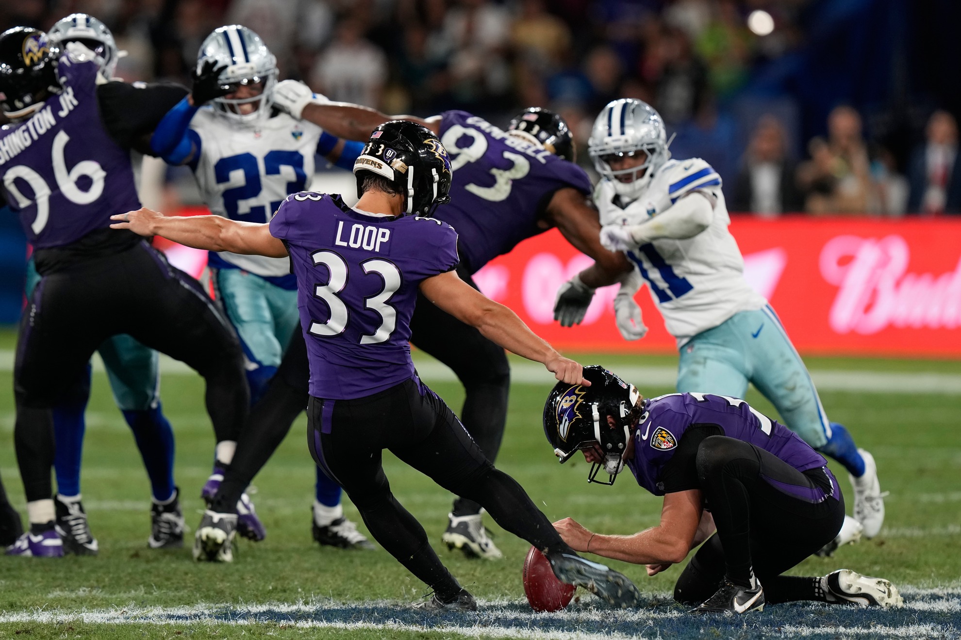 Tyler Loop kicks the winning field goal against the Dallas Cowboys LAPRESSE
