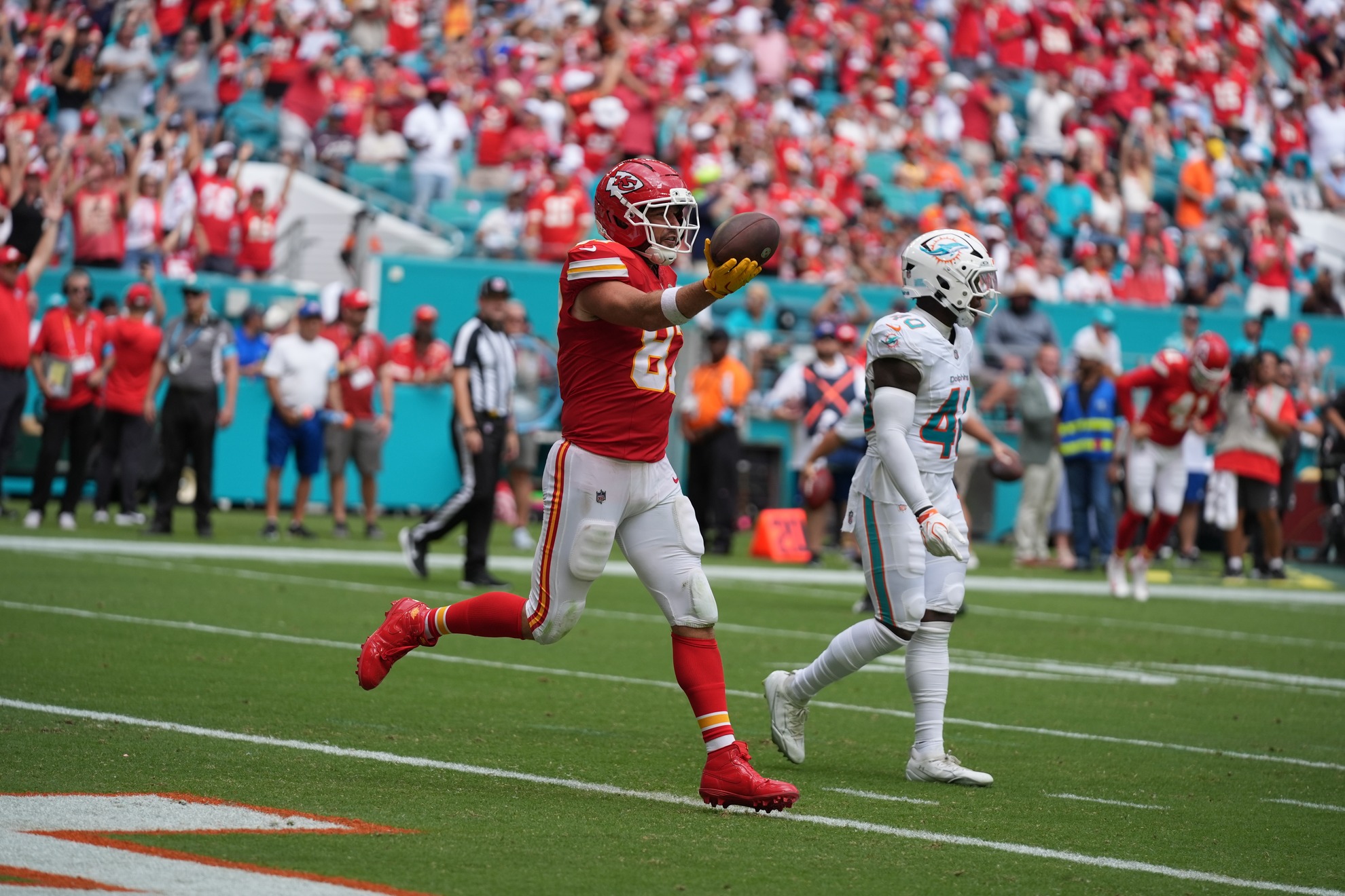 Travis Kelce scores a touchdown for the Kansas City Chiefs LAPRESSE