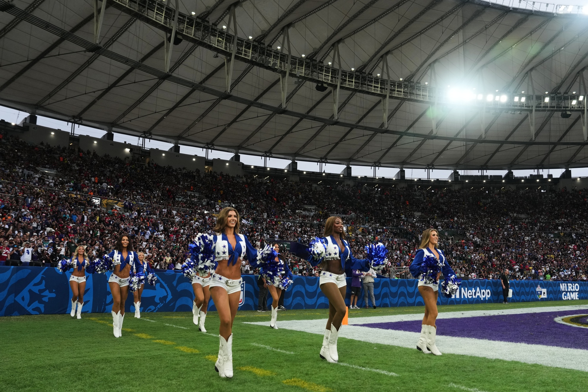 The Dallas Cowboys cheerleaders enter the field LAPRESSE