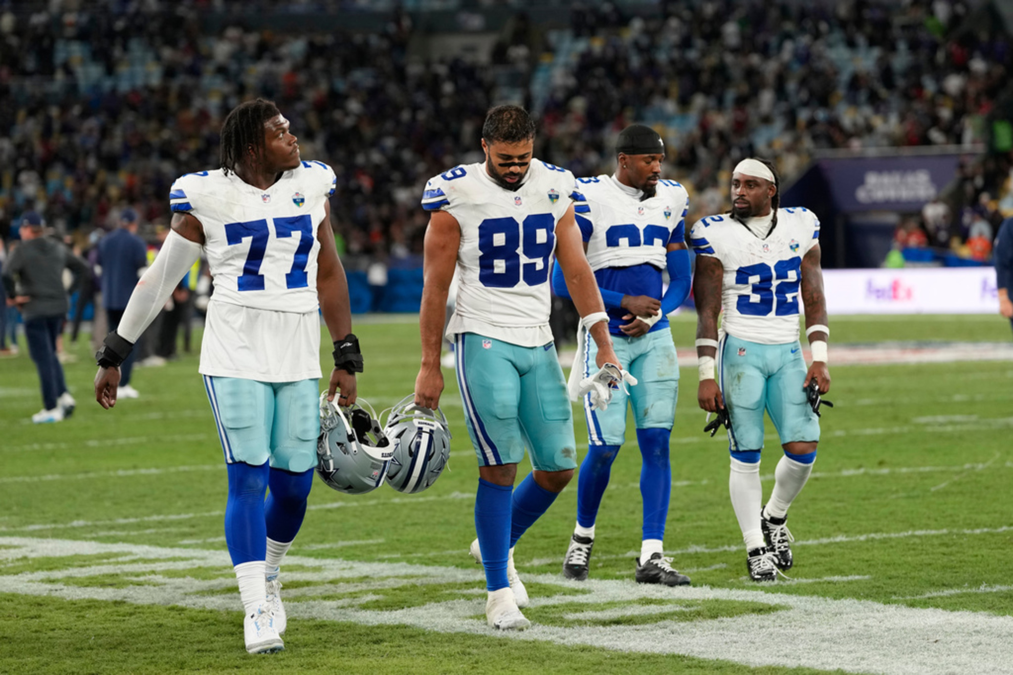 Dallas Cowboys players leave the field LAPRESSE