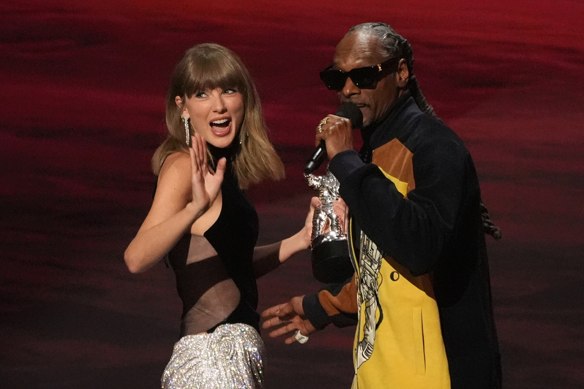 Taylor Swift gets out of the blue message from Snoop Dogg to pass on to Travis Kelce