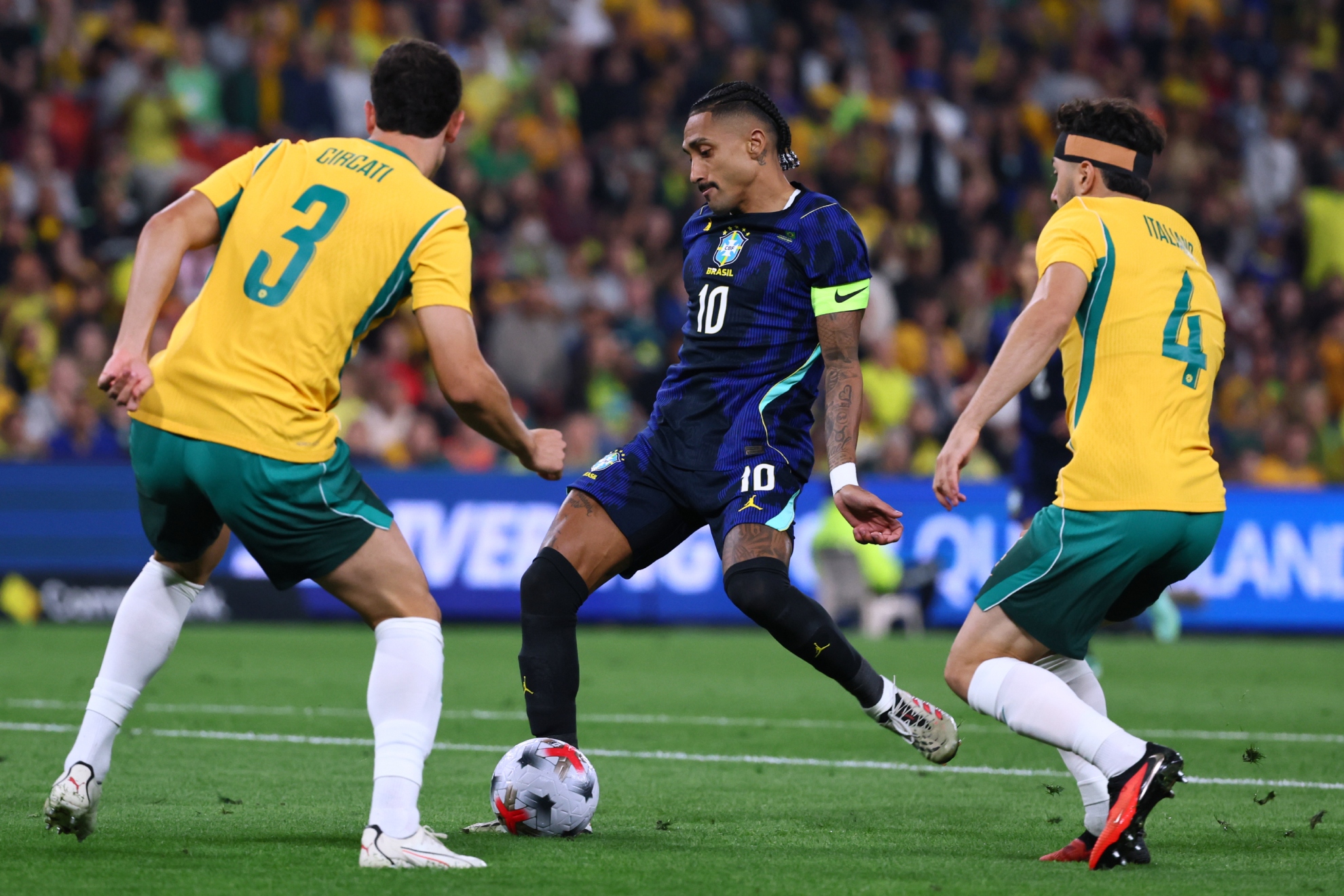 Raphinha shoots between two Australian defenders. LAPRESSE