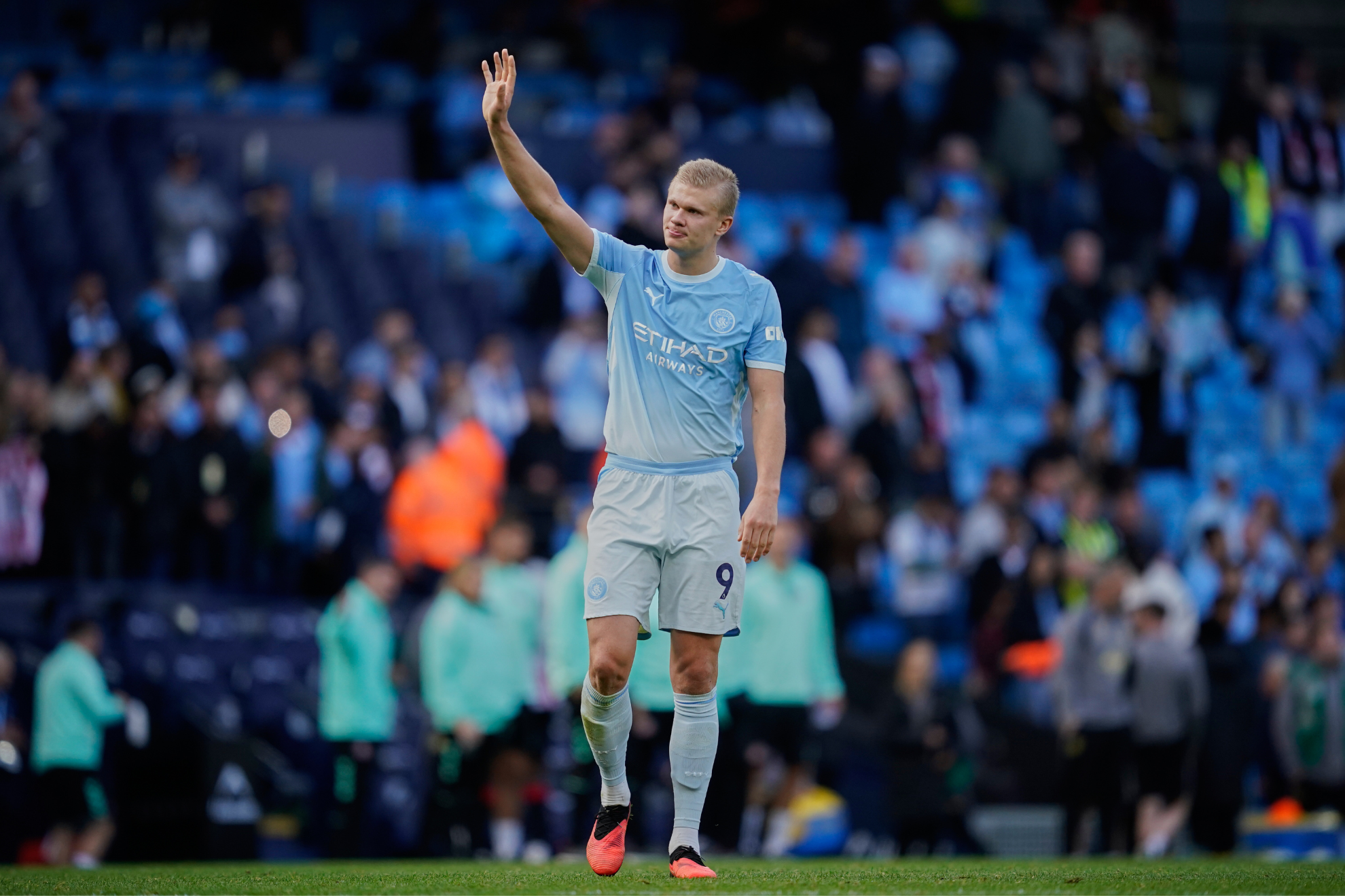 The contract signed by Haaland in 2025 ties him to Manchester City until 203 LAPRESSE