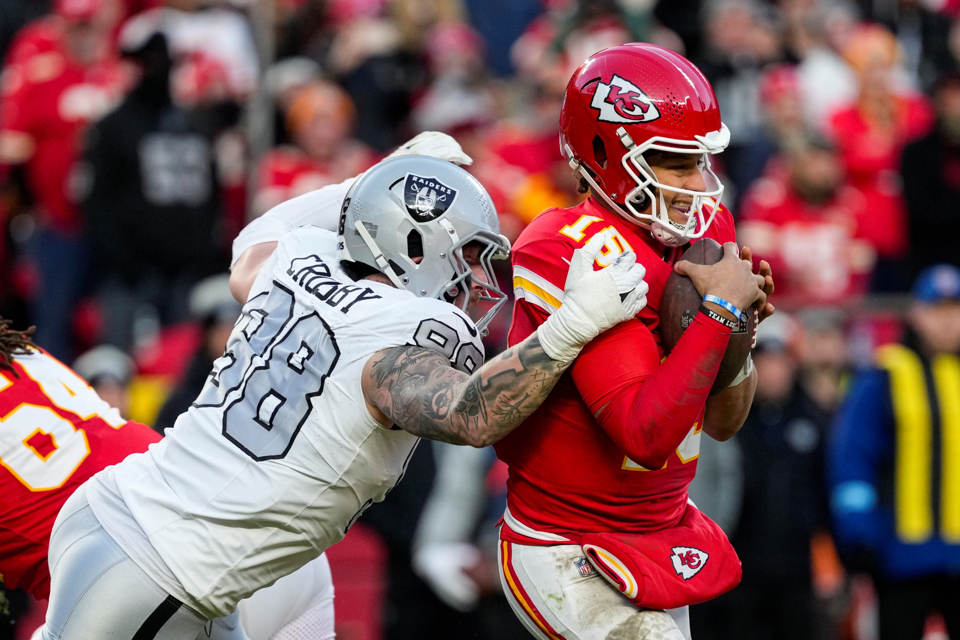 Las Vegas Raiders defensive end Maxx Crosby (98) attempts to sack Kansas City Chiefs quarterback Patrick Mahomes (15)
