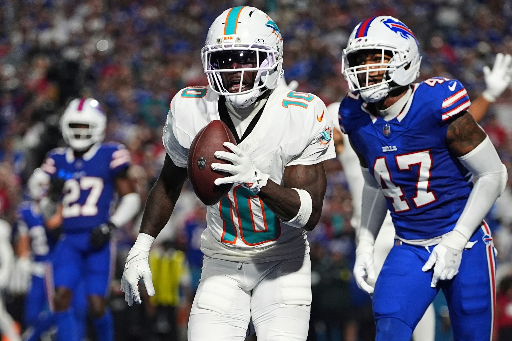 Wide receiver Tyreek Hill (10) scores a touchdown
