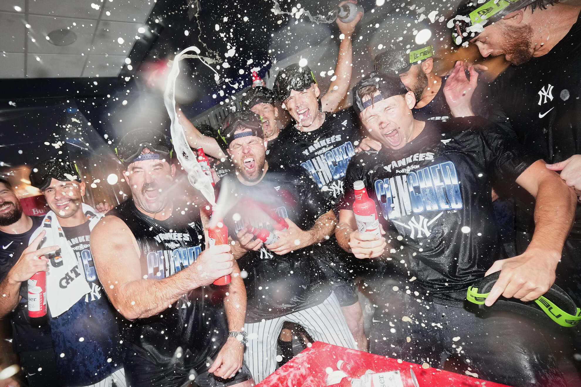 The New York Yankees celebrate after winning baseball's American League Wild Card Series LAPRESSE