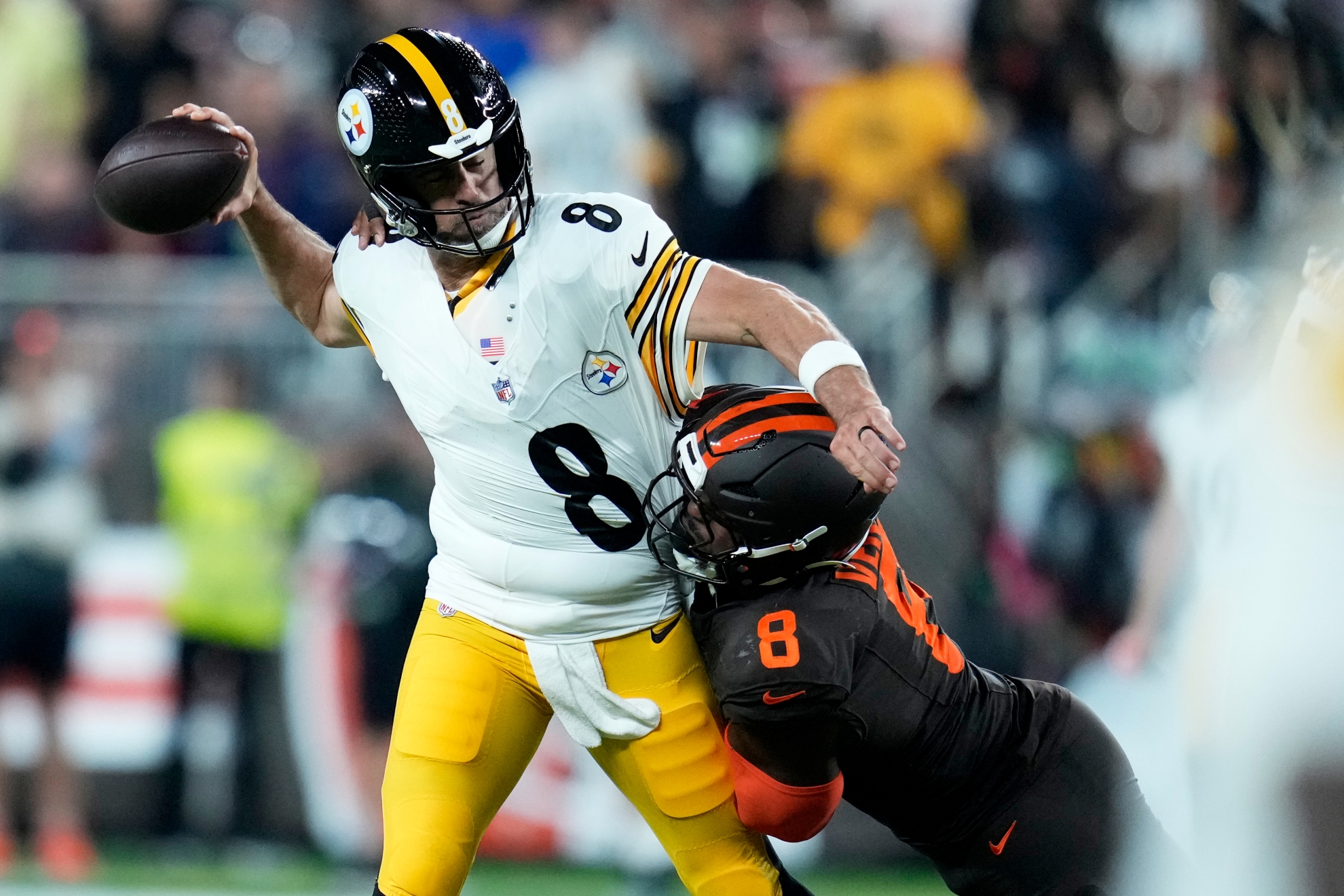 Pittsburgh Steelers quarterback Aaron Rodgers under pressure from Cleveland Browns defensive end Jared Verse LaPresse