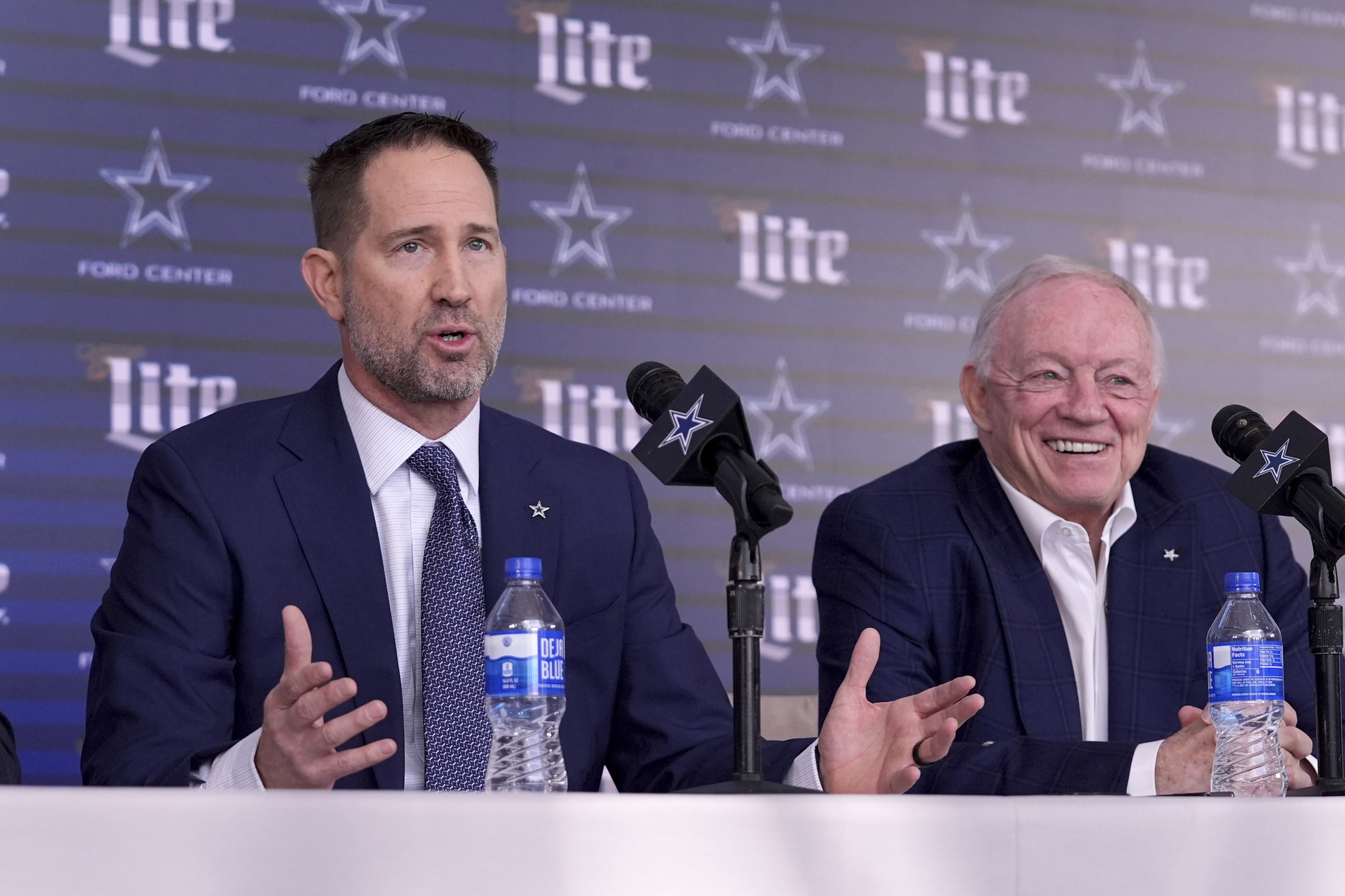 Dallas Cowboys head coach Brian Schottenheimer and owner Jerry Jones LAPRESSE