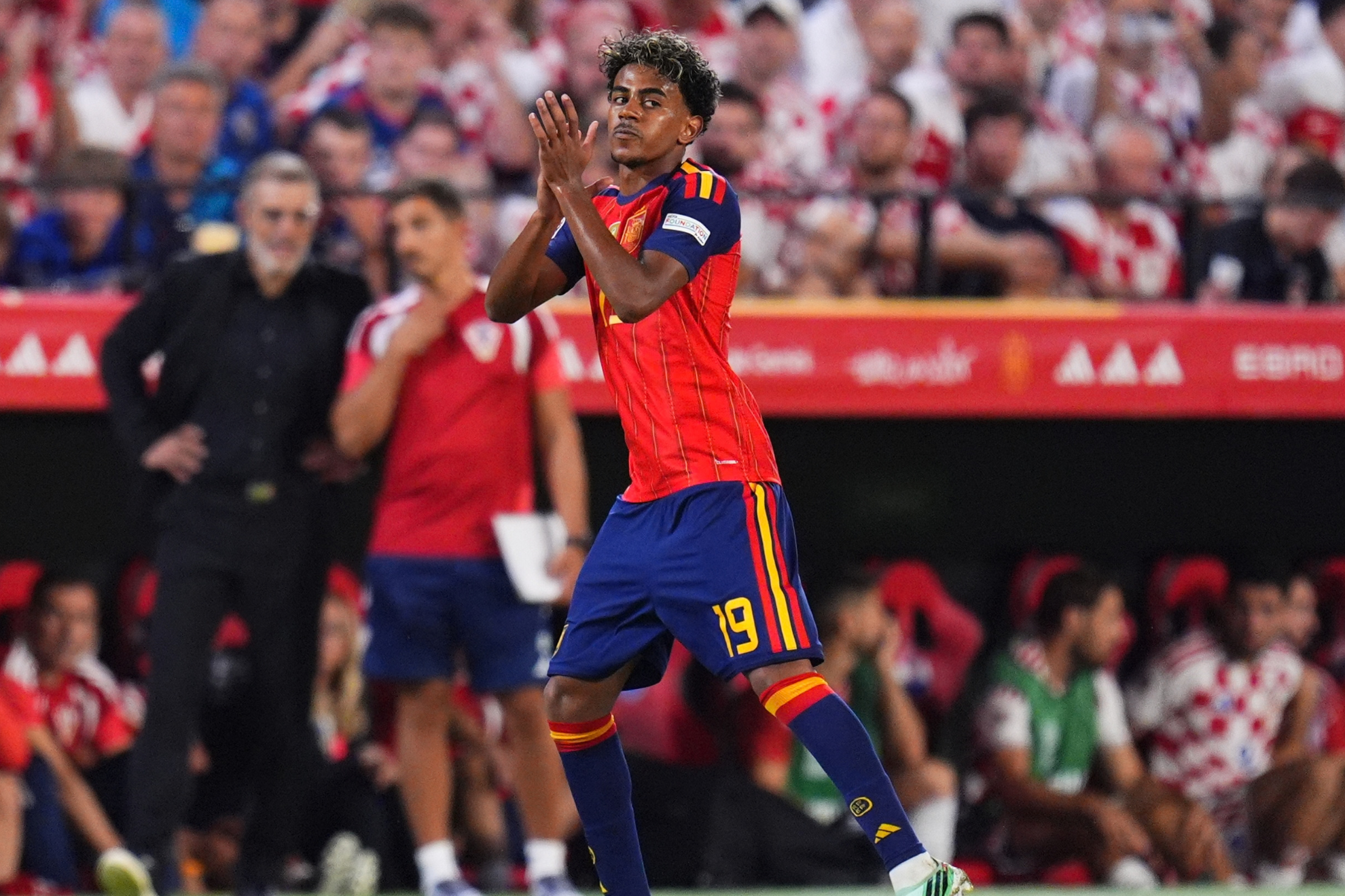 Lamine Yamal applauds after subbing out of the Spain vs. Czechia game in the UEFA Nations League. LAPRESSE
