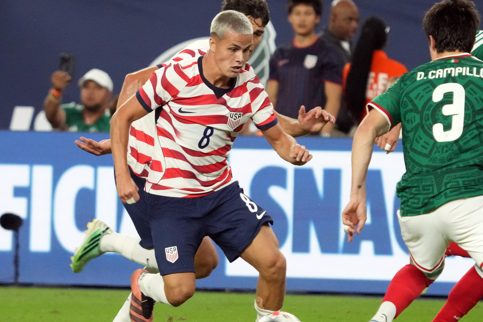 Cavan Sullivan dribbles during the USMNT vs. Mexico friendly match. LAPRESSE