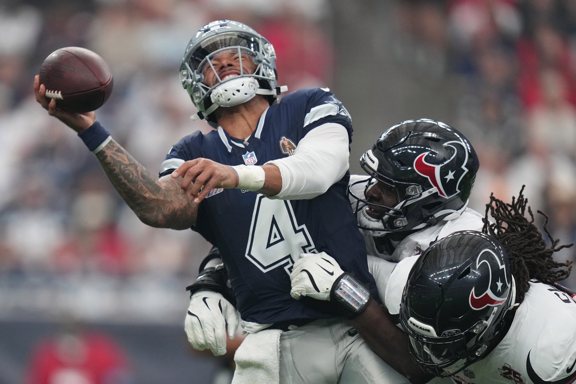 Dallas Cowboys quarterback Dak Prescott (4) under pressure by Houston Texans defensive end Will Anderson Jr. LaPresse