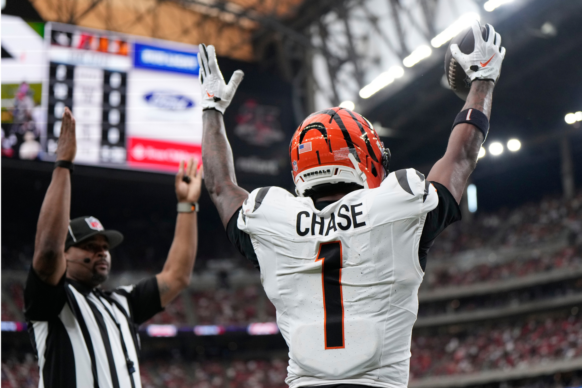 Cincinnati's star receiver walked off under his own power, went through the medical tent, and later headed to the locker room. LAPRESSE