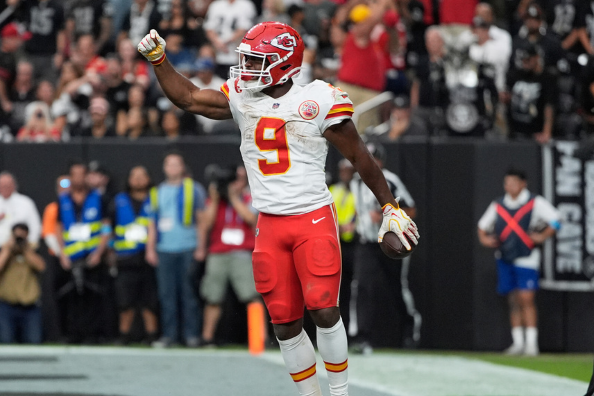 Kenneth Walker III celebrates after scoring one of his two touchdowns for the Kansas City Chiefs against the Las Vegas Raiders. LAPRESSE