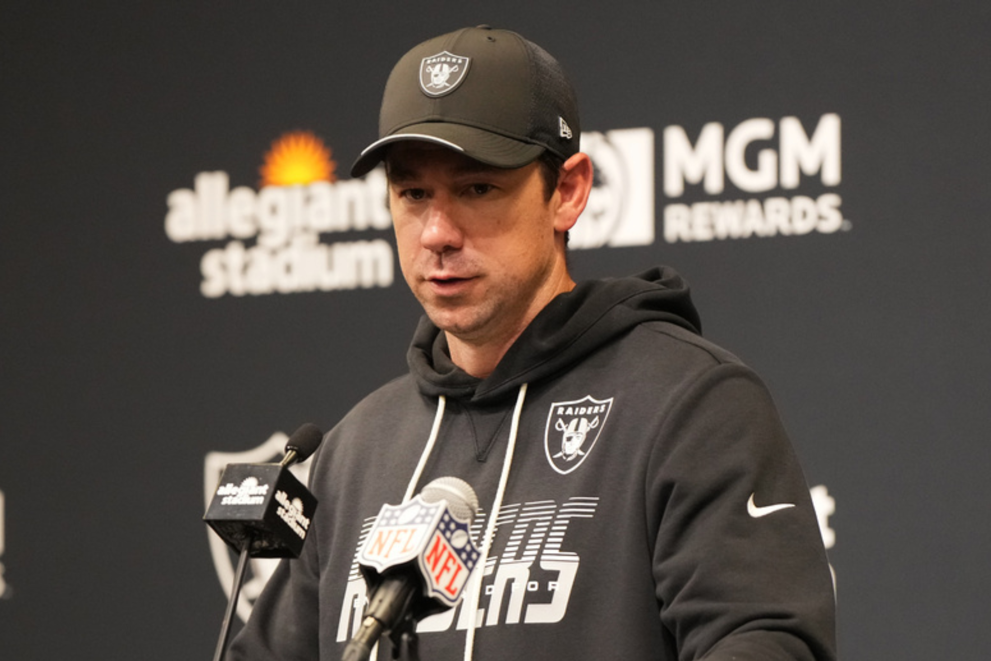 Klint Kubiak speaks to the media after the Las Vegas Raiders' close loss to the Kansas City Chiefs. LAPRESSE