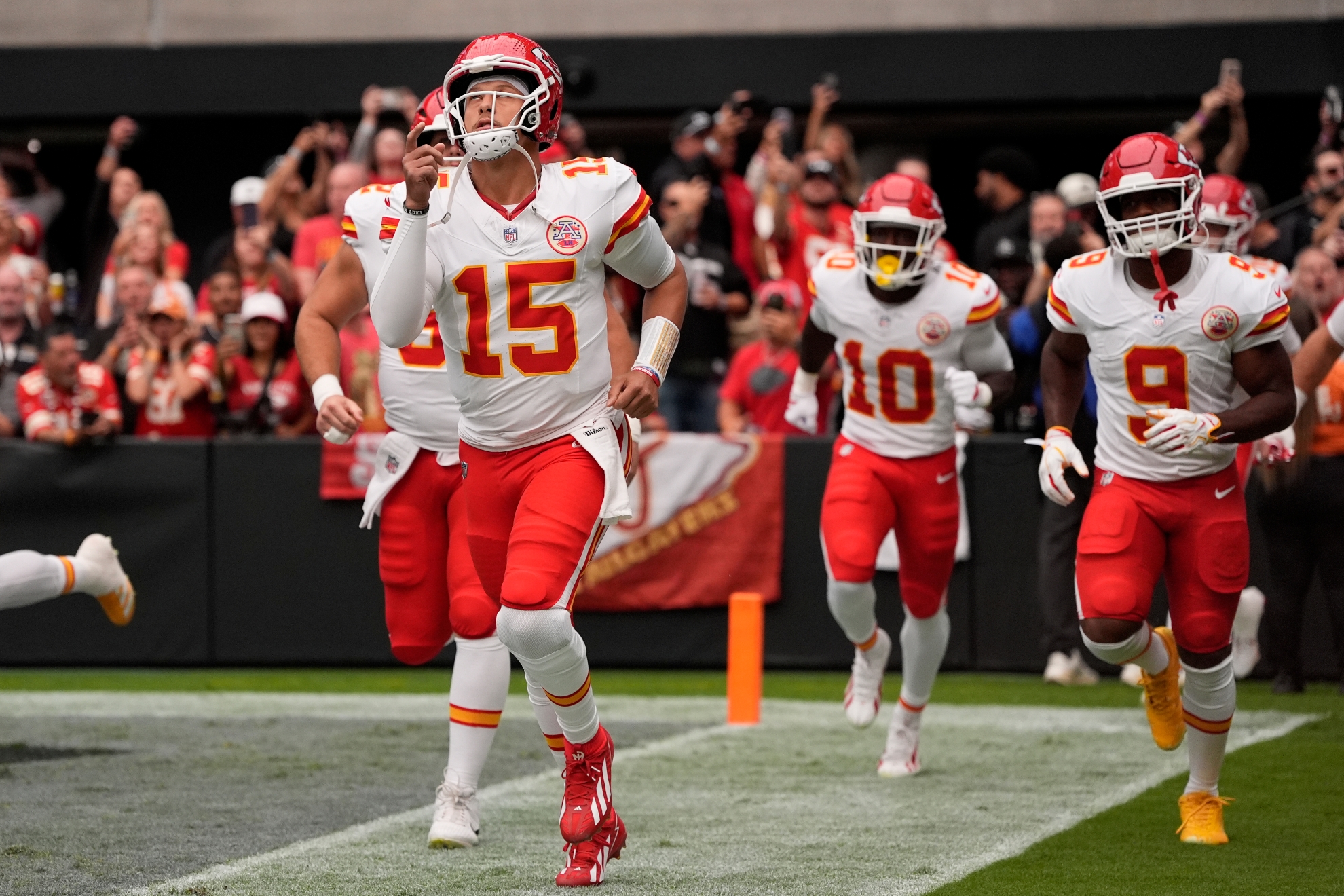 Kansas City Chiefs quarterback Patrick Mahomes (15) leads the team onto the field LaPresse