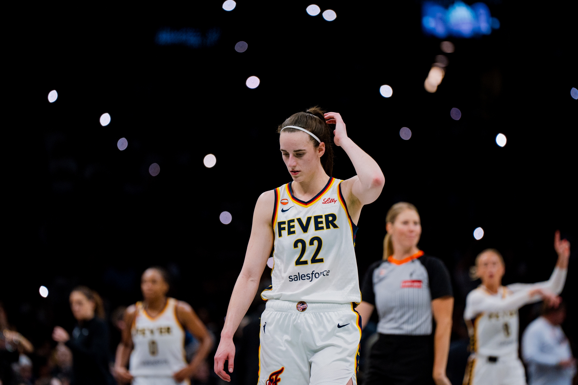 Indiana Fever guard Caitlin Clark (22) walks onto the court during a WNBA game against the New York Liberty. LaPresse