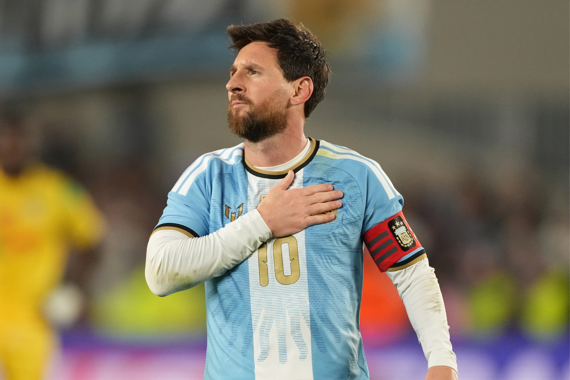 Lionel Messi touches the national team crest during his final match with Argentina. LAPRESSE