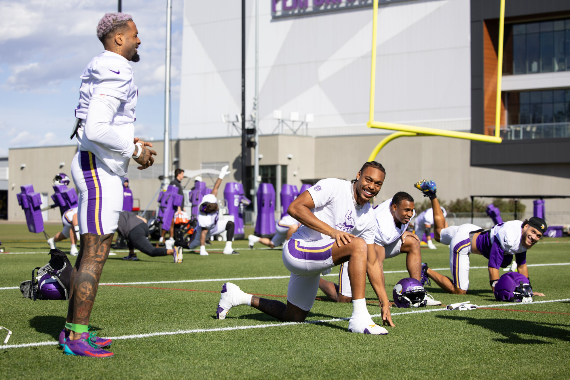 Odell Beckham Jr. speaks to Justin Jefferson during their first practice together on the Minnesota Vikings. X / Minnesota Vikings