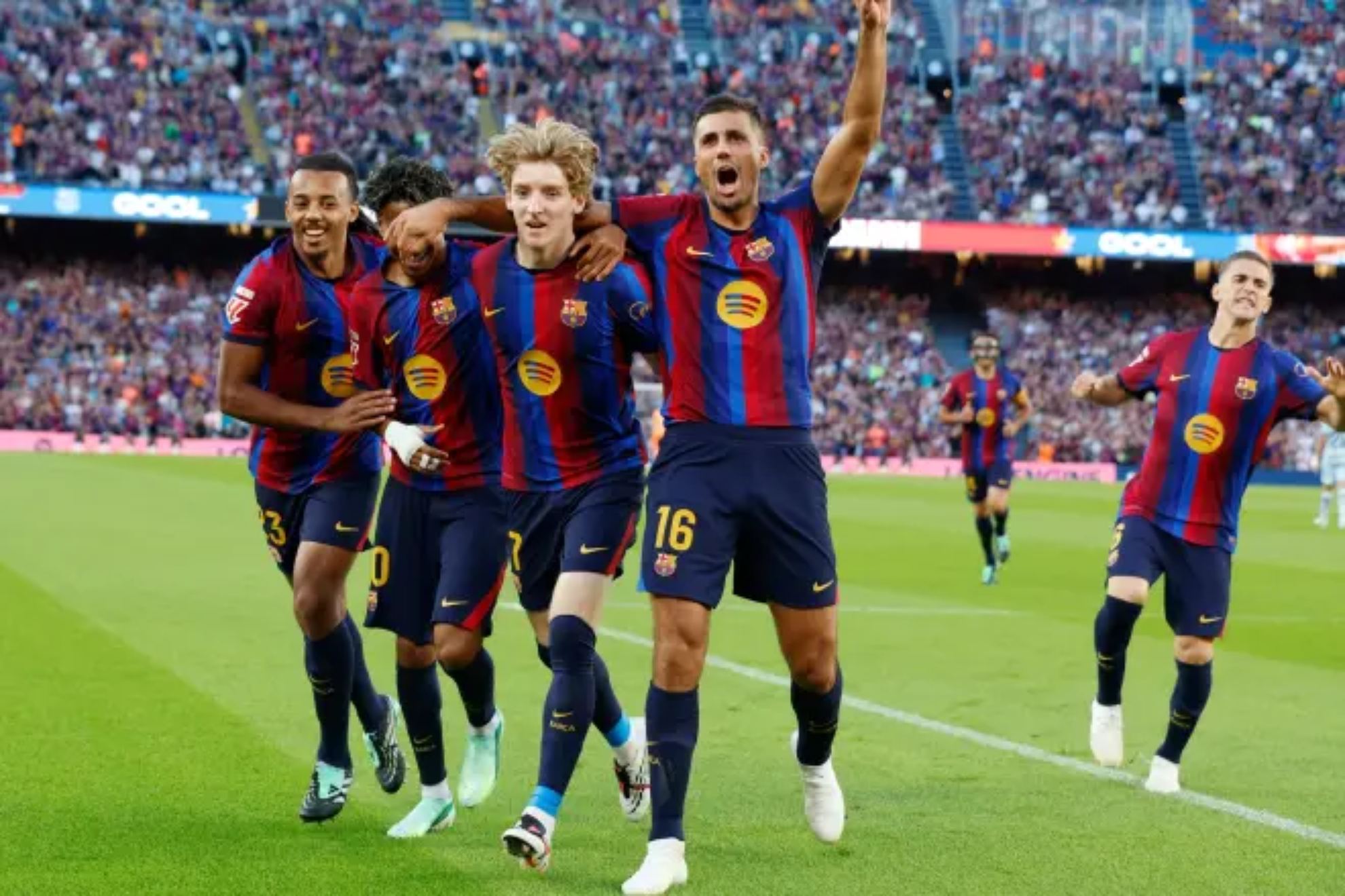 Barcelona players celebrate a goal FRANCESC ADELANTADO