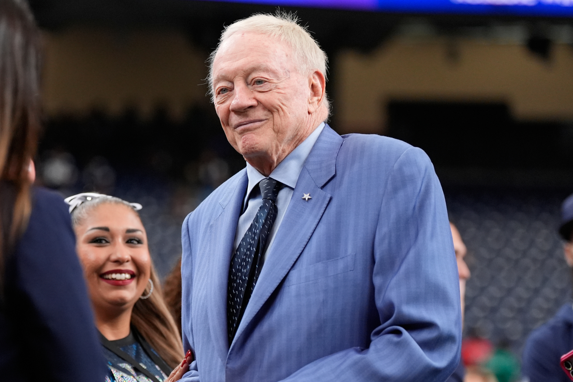 Jerry Jones speaks to people on the field before the Dallas Cowboys vs. Houston Texans game. LAPRESSE
