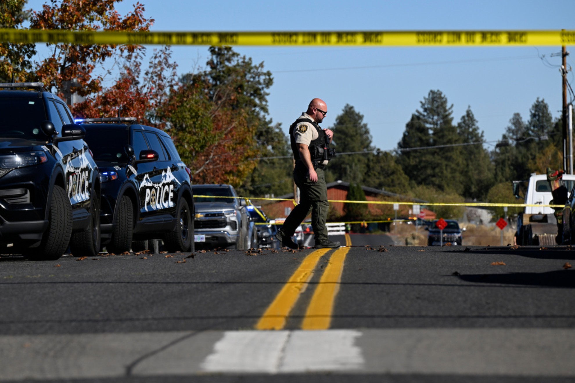 A sheriff's deputy walks outside Silver Rail Elementary school, where a shooting took place / LAPRESSE
