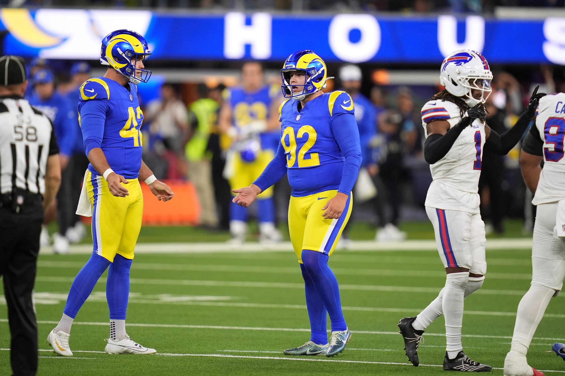 Los Angeles Rams place kicker Harrison Mevis, center LAPRESSE