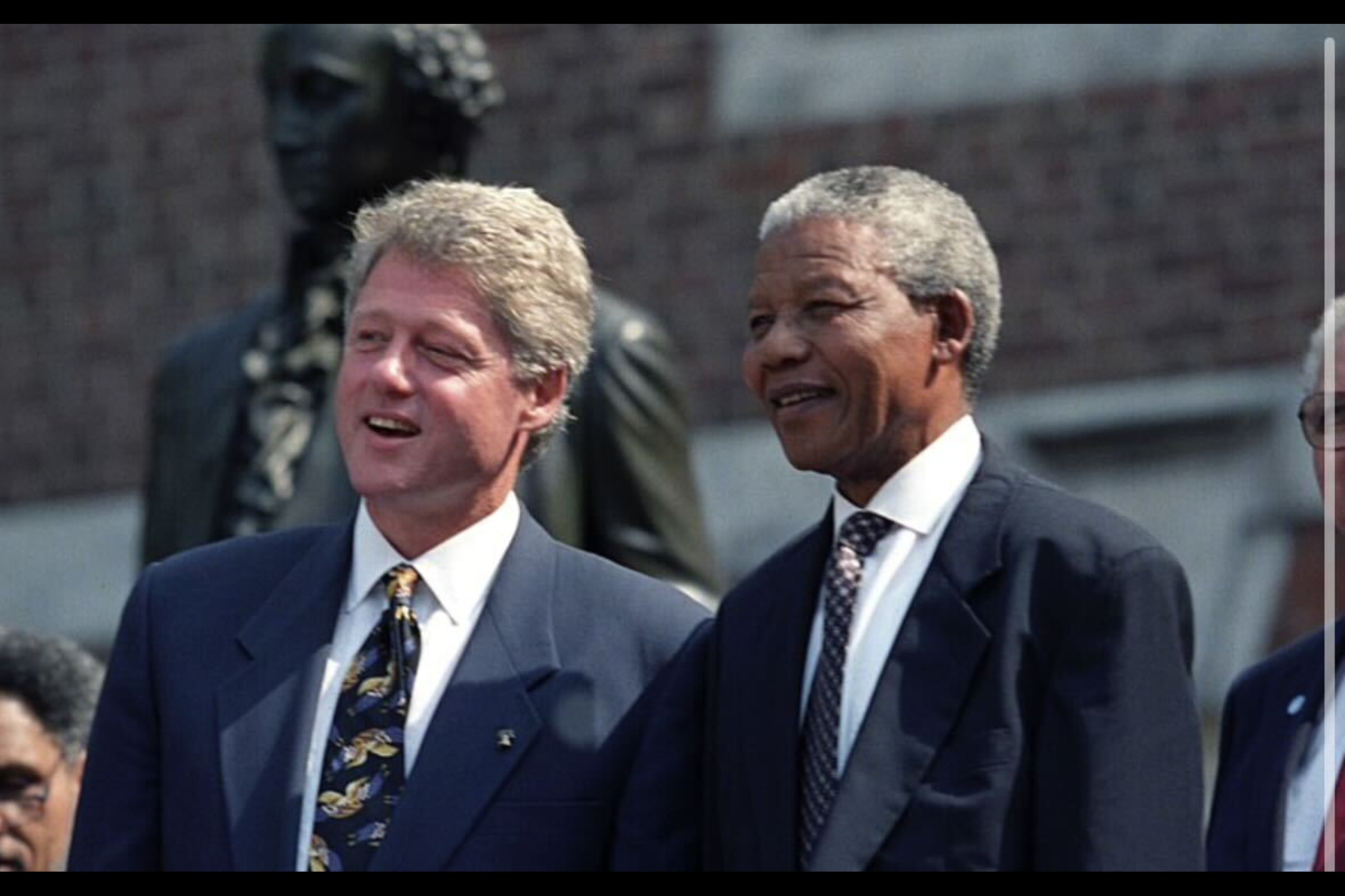 Nelson Mandela (R) and Bill Clinton (L) Robert McNeely