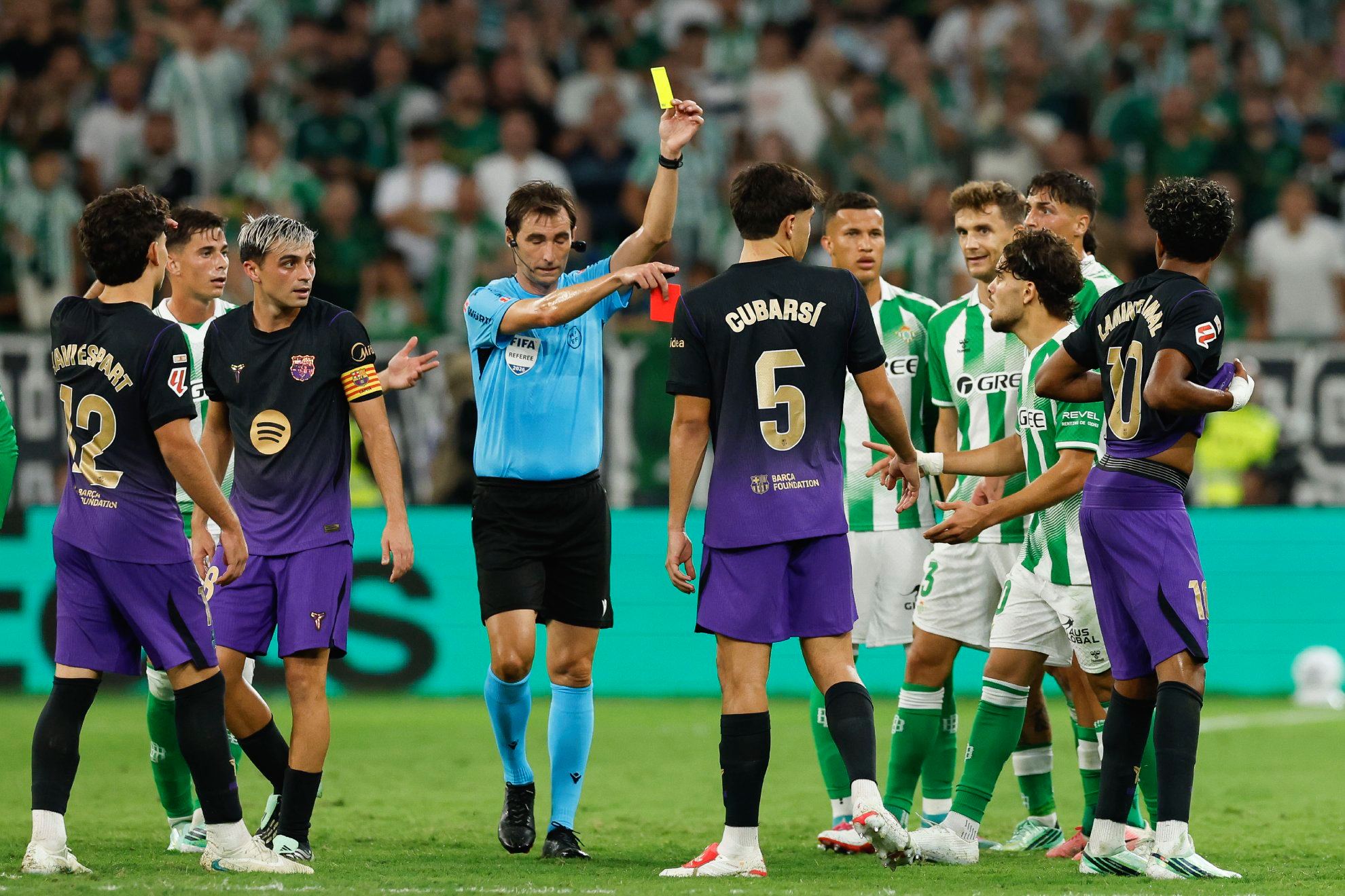 Ricardo de Burgos sends off Facundo Bernal and issues a yellow card to Lamine Yamal in a key play of the game EFE
