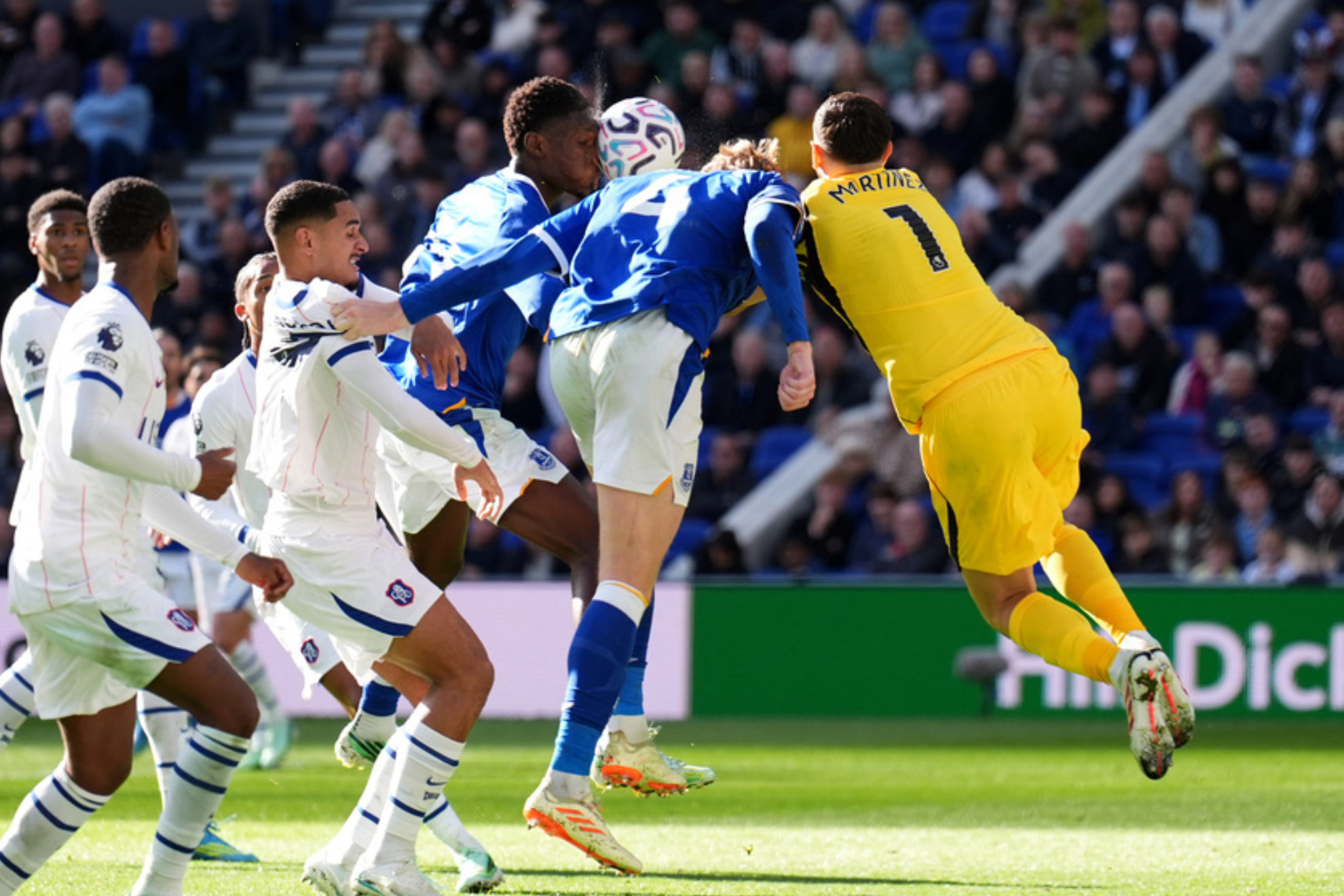 Emiliano Martinez and Jarrad Branthwaite collide during the Everton vs. Chelsea match on October 17, 2026. LAPRESSE