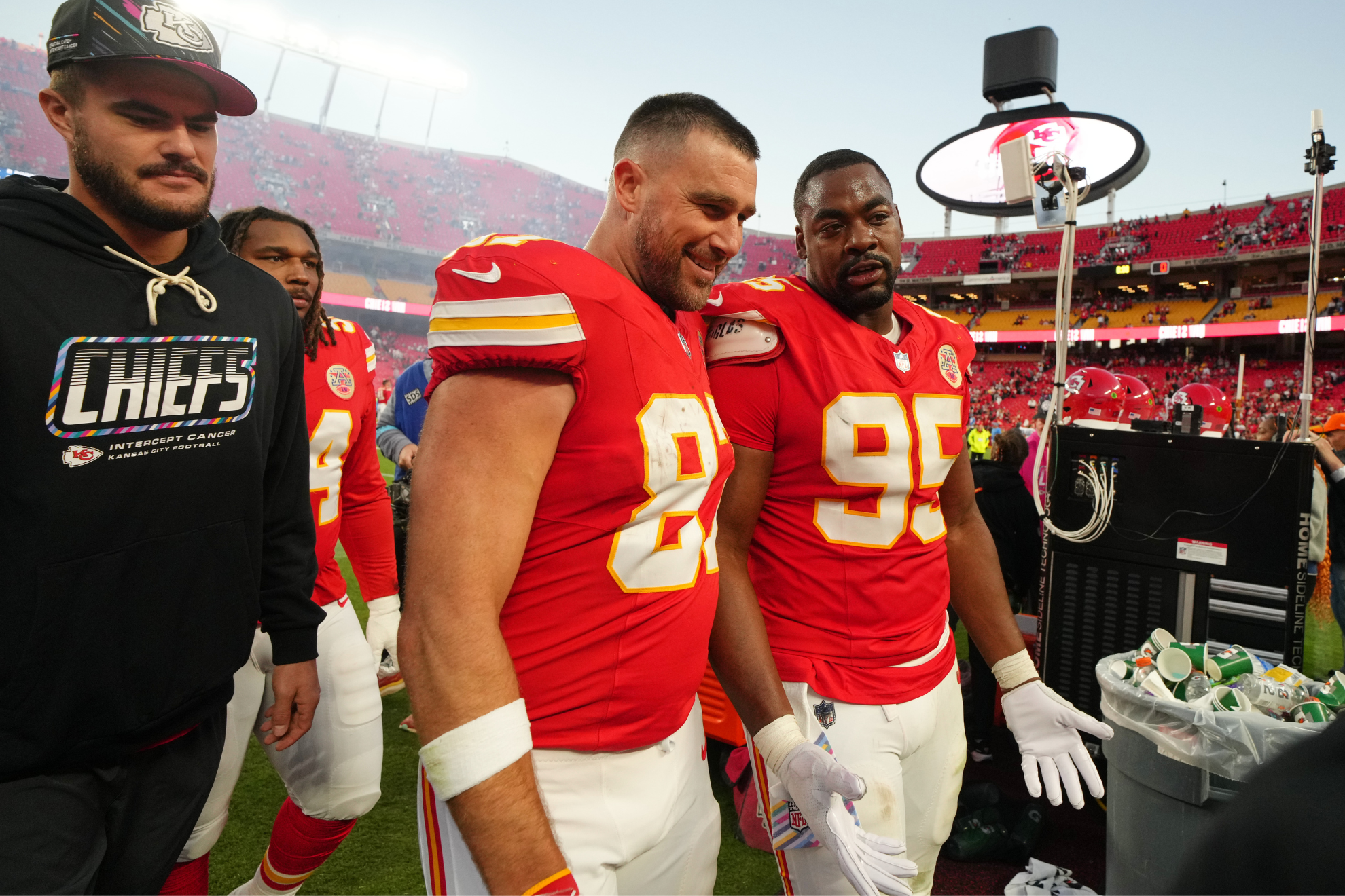 Kansas City's defensive tackle was caught pushing Joe Cullen's hand away before engaging in a heated argument on the bench. LAPRESSE