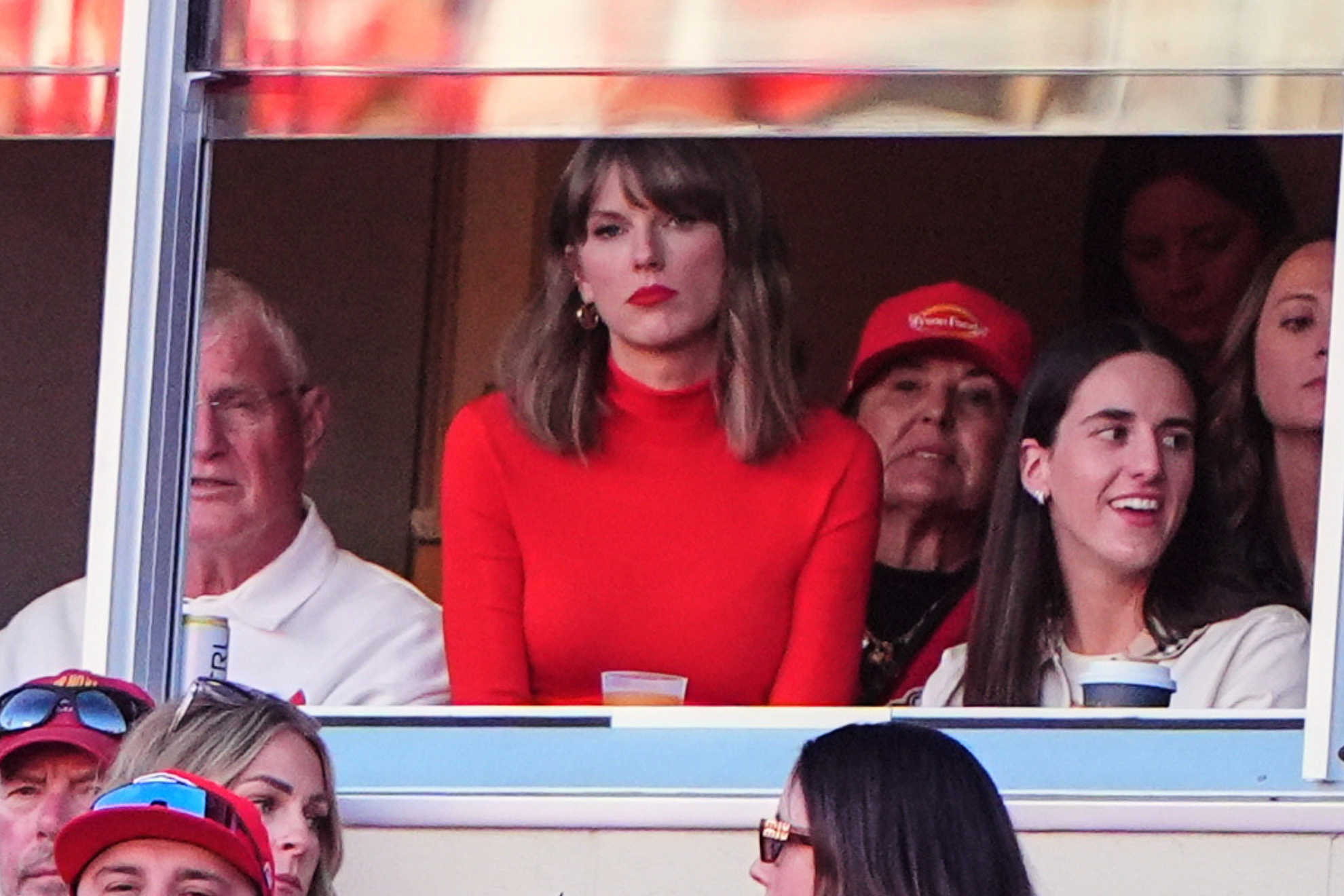 Taylor Swift visibly annoyed as Chiefs fan crosses the line during game
