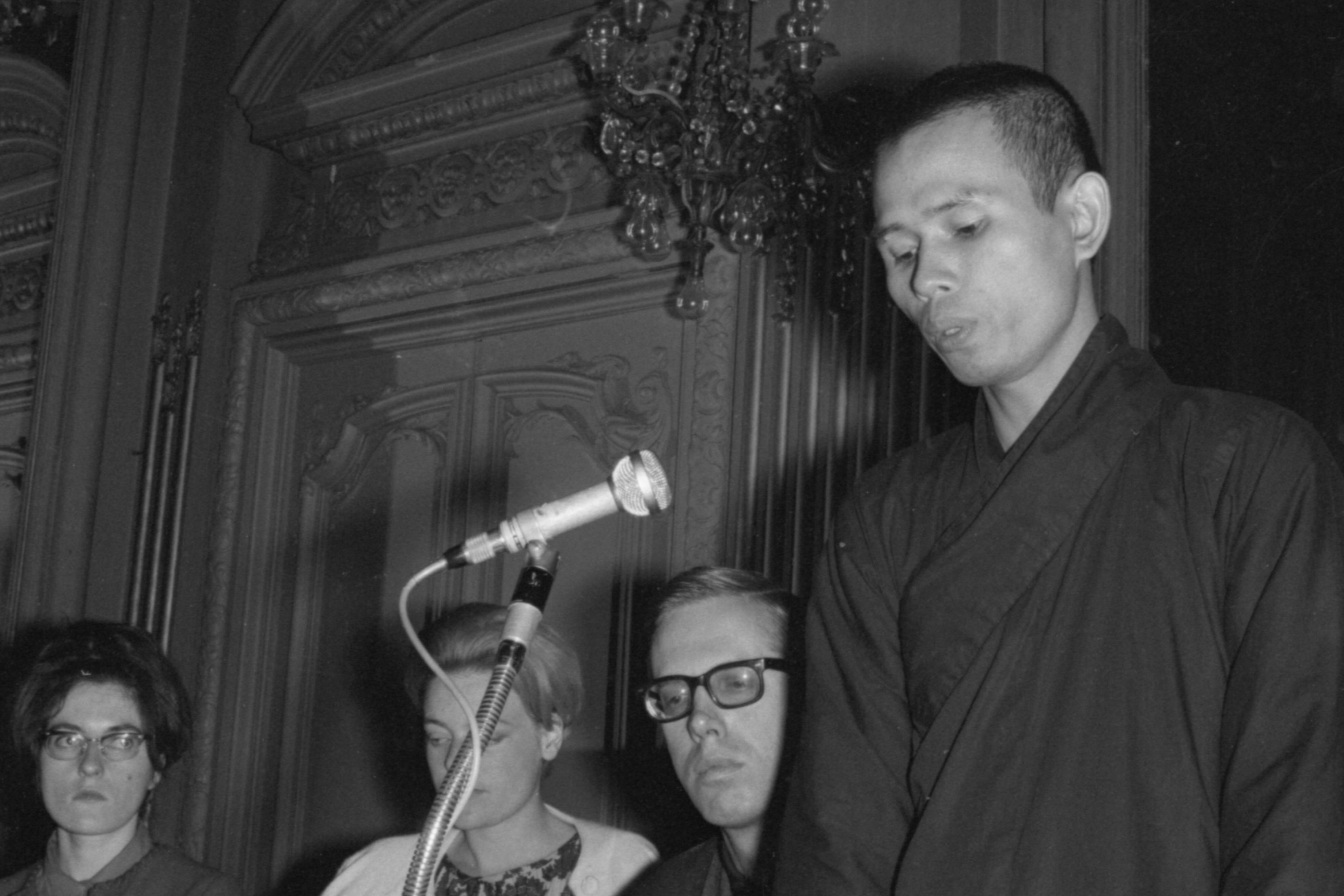 From left: Unidentified, Nina Larsen, Father Lund and Thich Nhat Hanh at a press conference around July 1, 1966 LaPresse