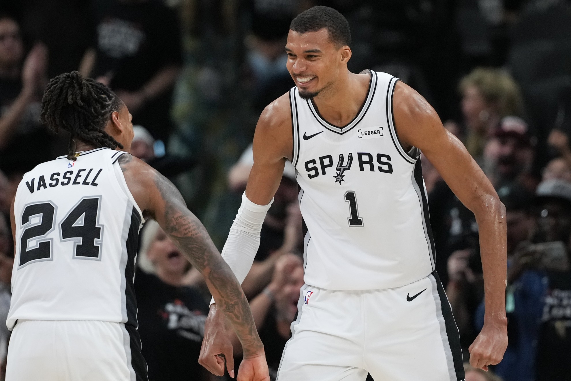 San Antonio Spurs forward/center Victor Wembanyama (1) reacts with guard/forward Devin Vassell (24) / LAPRESSE