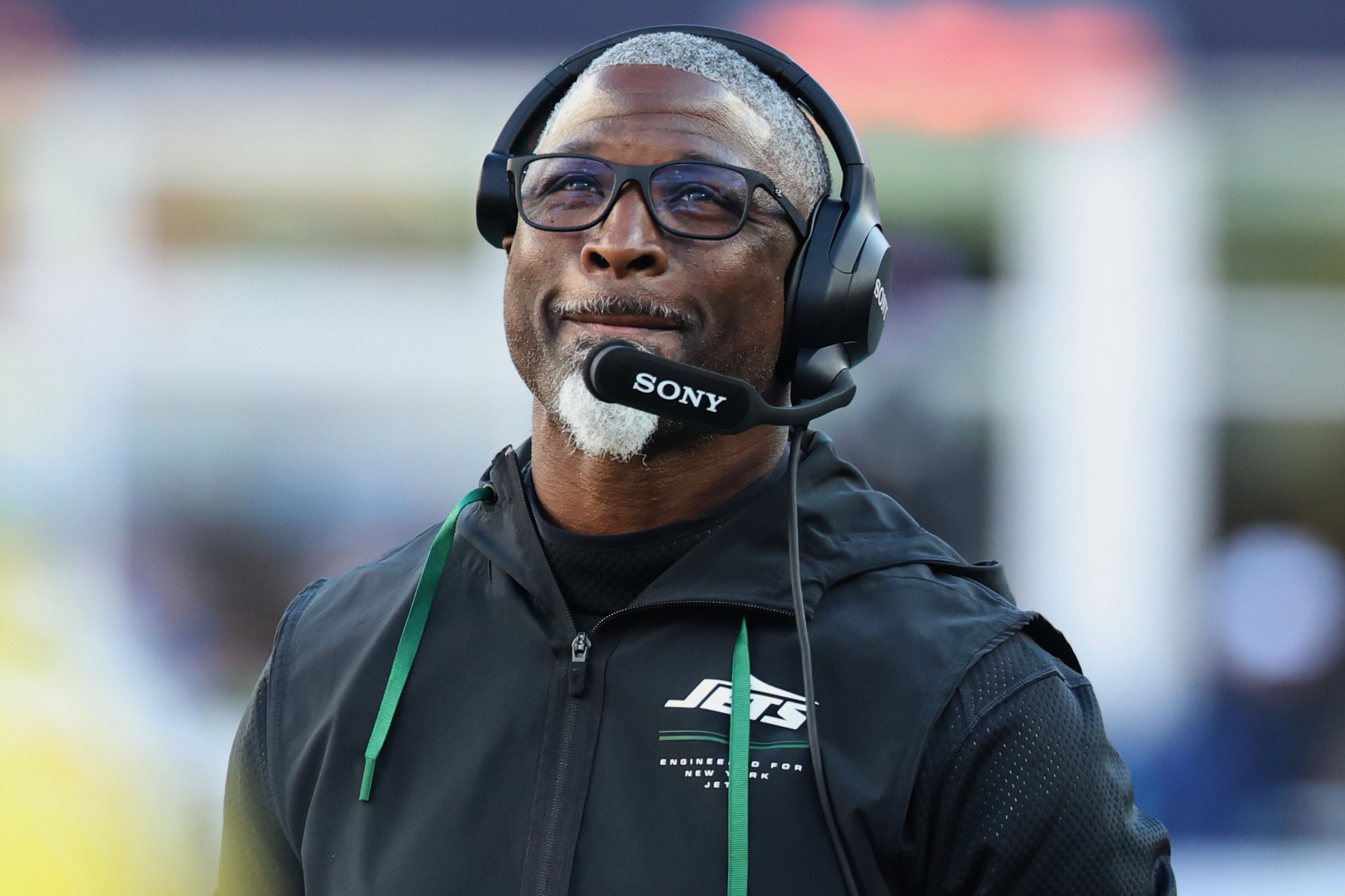 Aaron Glenn, head coach of the New York Jets, looks on during the team's loss against the New England Patriots. LAPRESSE