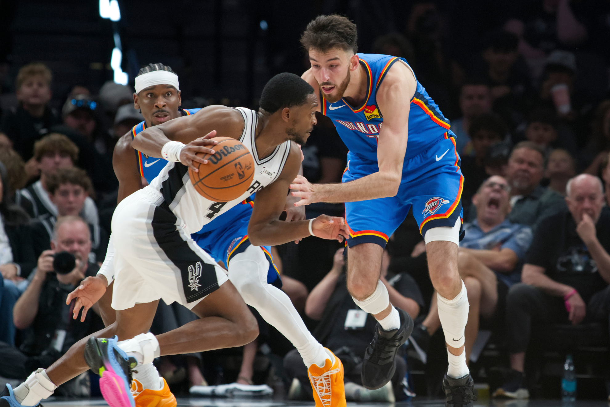 Oklahoma City Thunder center Chet Holmgren guards San Antonio Spurs point guard De'Aaron Fox. LAPRESSE