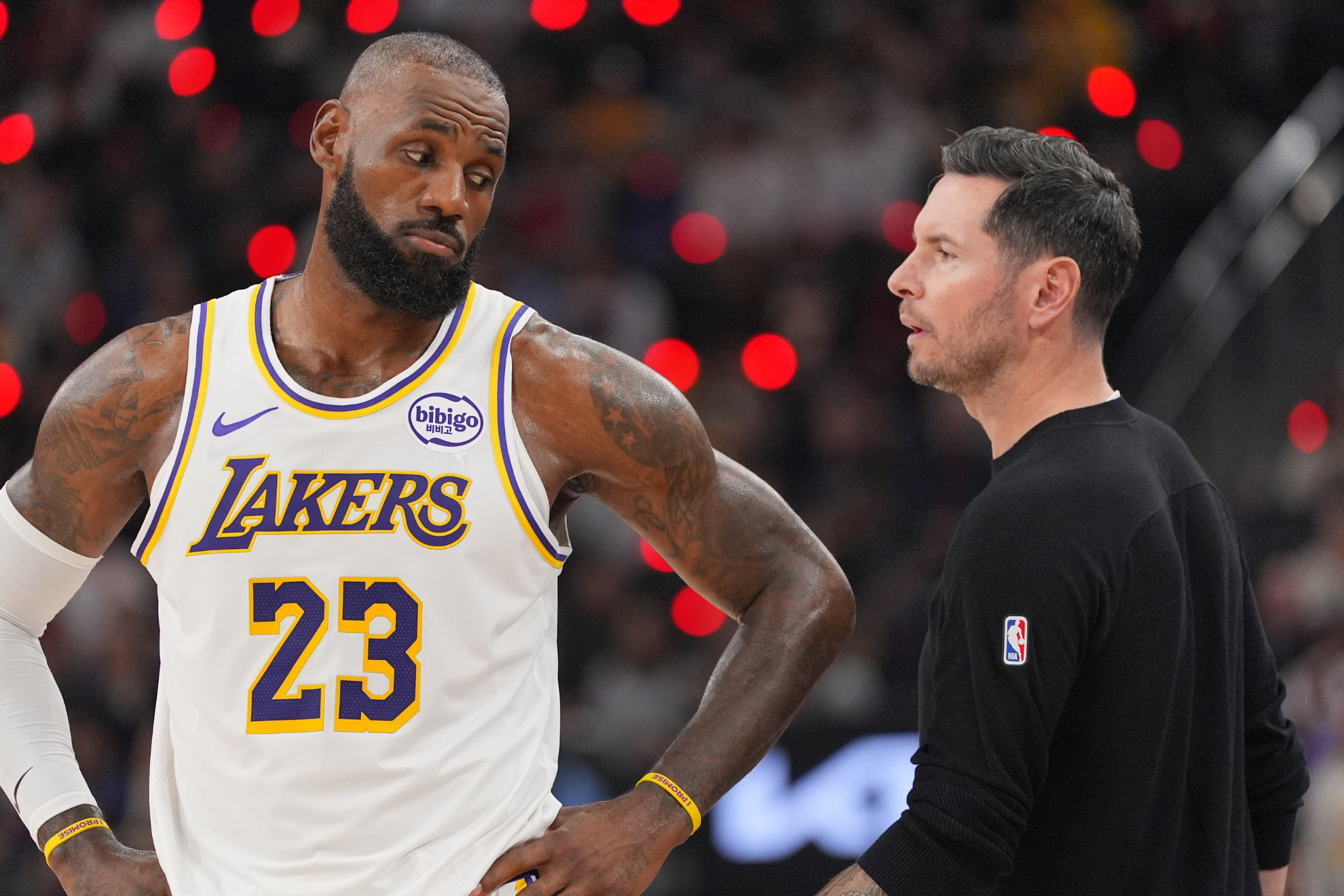 LeBron James speaks to JJ Redick during a game between the Los Angeles Lakers and Miami Heat in 2026. LAPRESSE