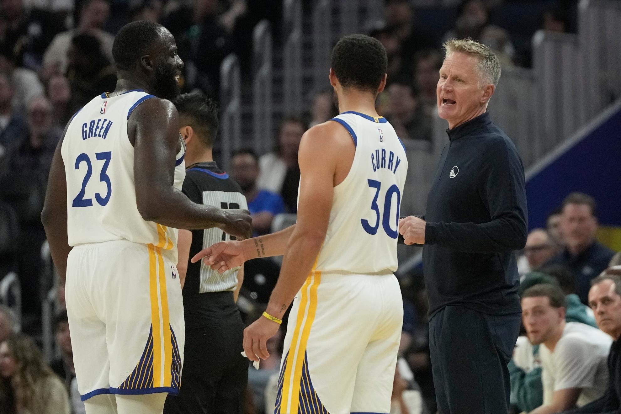 Golden State Warriors head coach Steve Kerr, right, talks with forward Draymond Green (23) ang guard Stephen Curry (30).