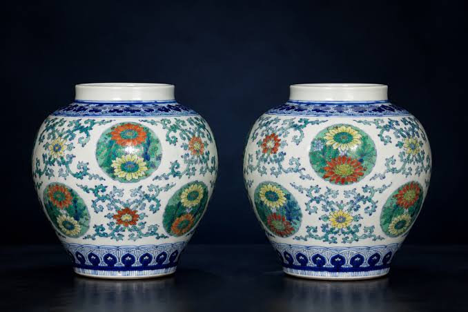 Depictions of vases. AI