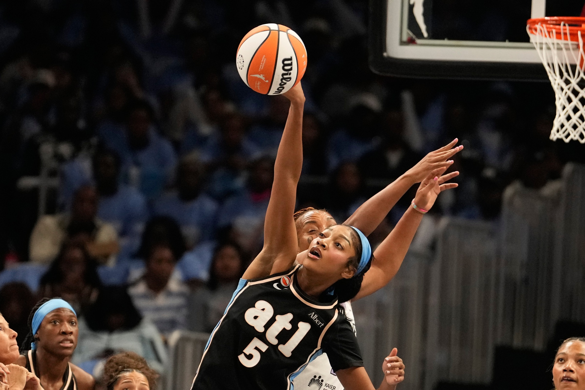 The Dream star posted 21 points and 12 rebounds in the 97-71 rout of Golden State, recorded her third straight double-double in the Finals, and put Atlanta up 2-1 in the championship series. LAPRESSE